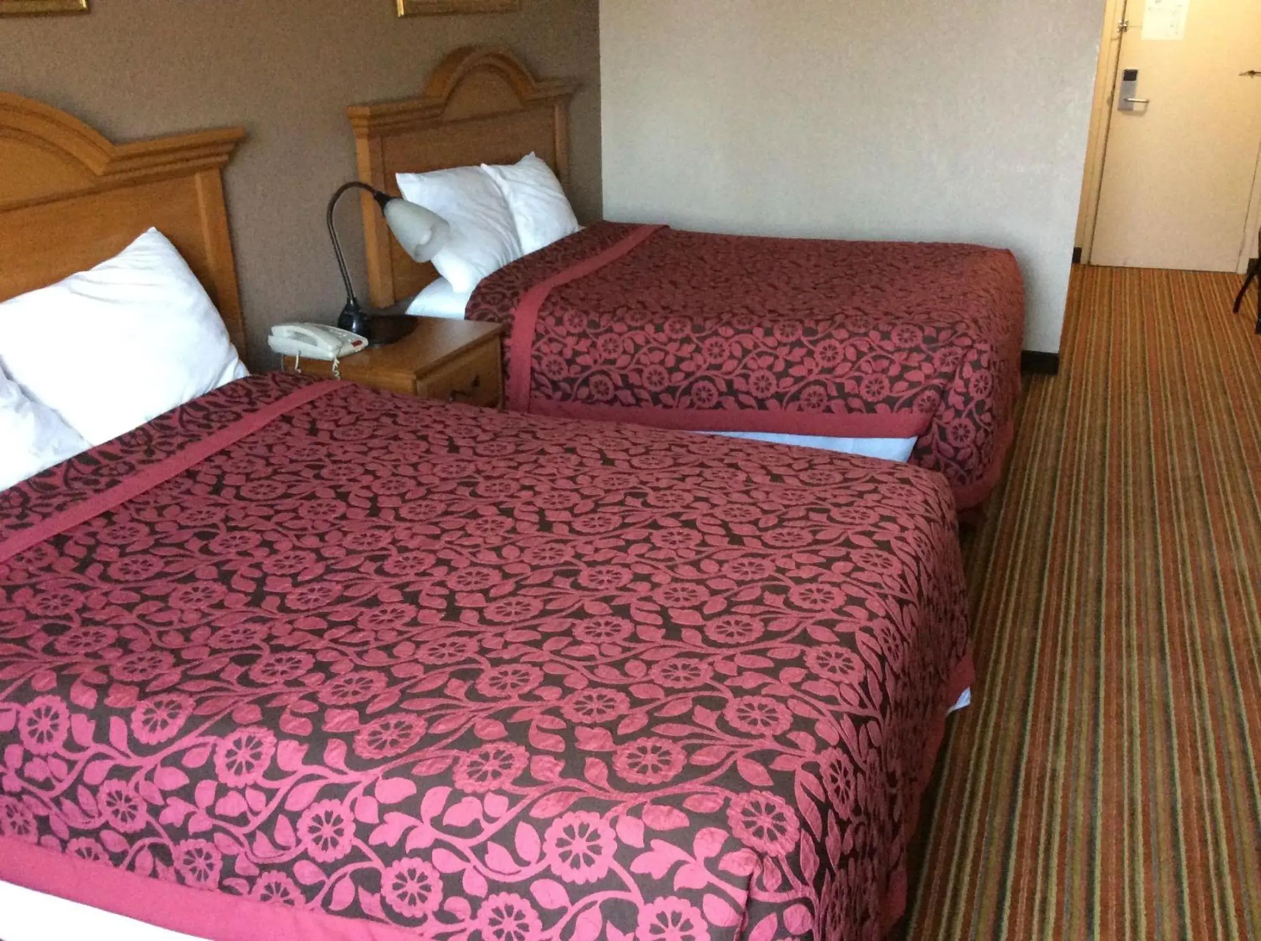 Bed in Days Inn by Wyndham Albion