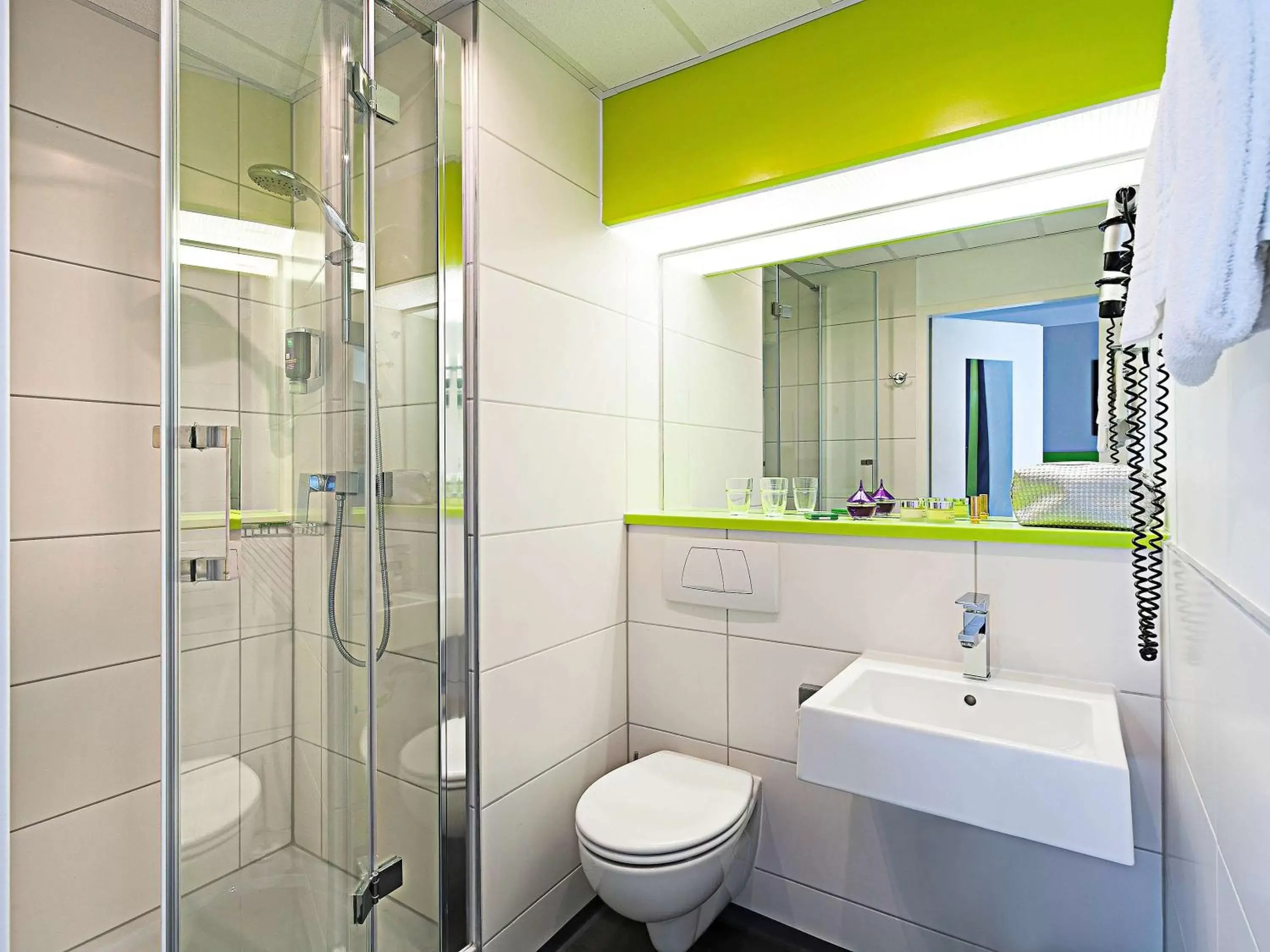 Photo of the whole room, Bathroom in ibis Styles Bochum Hauptbahnhof