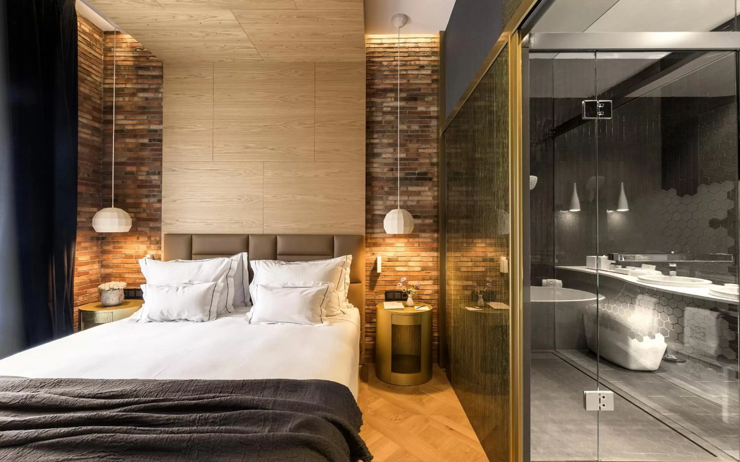 Shower, Bed in Monument Hotel