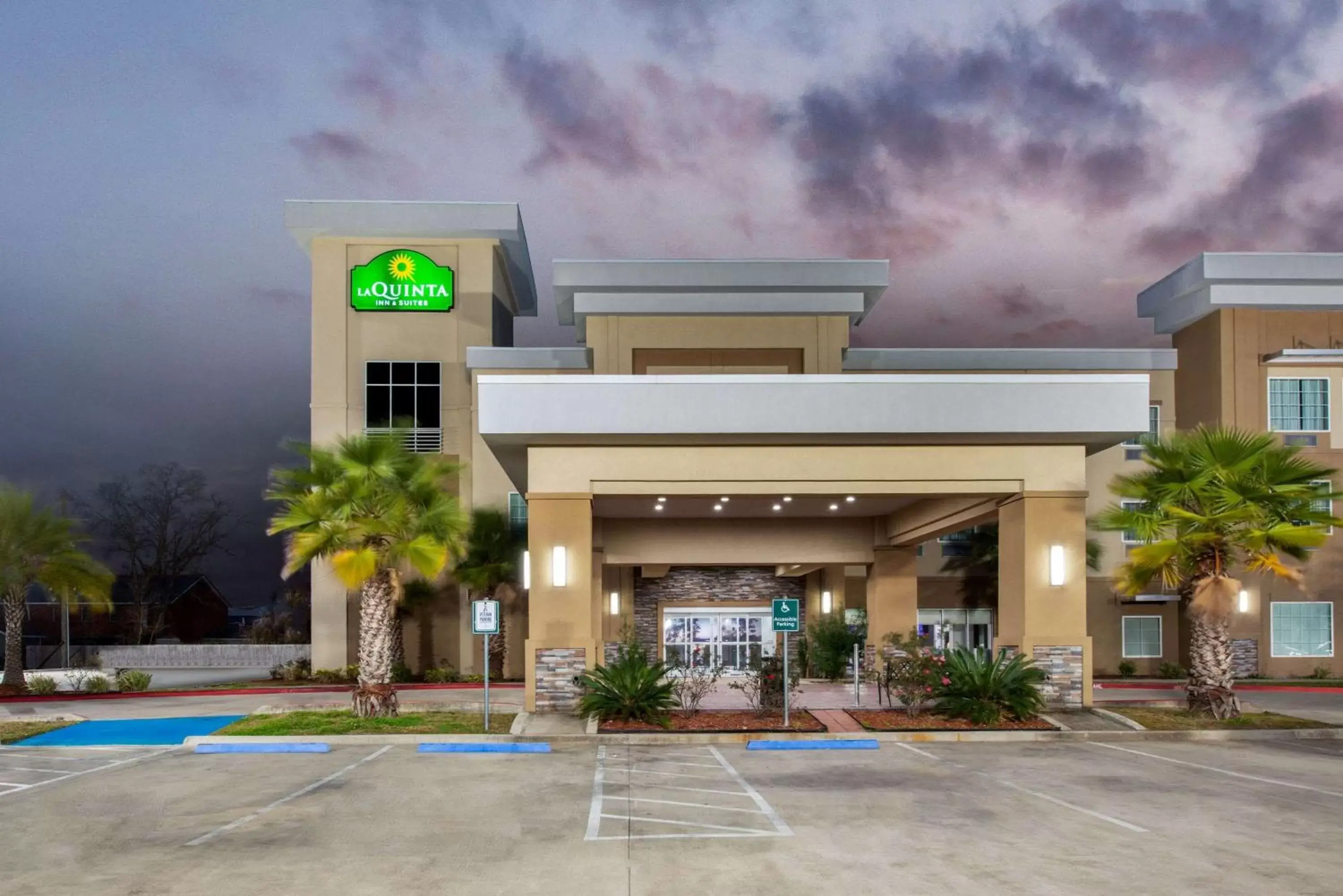 Property building in La Quinta by Wyndham Lake Charles - Westlake