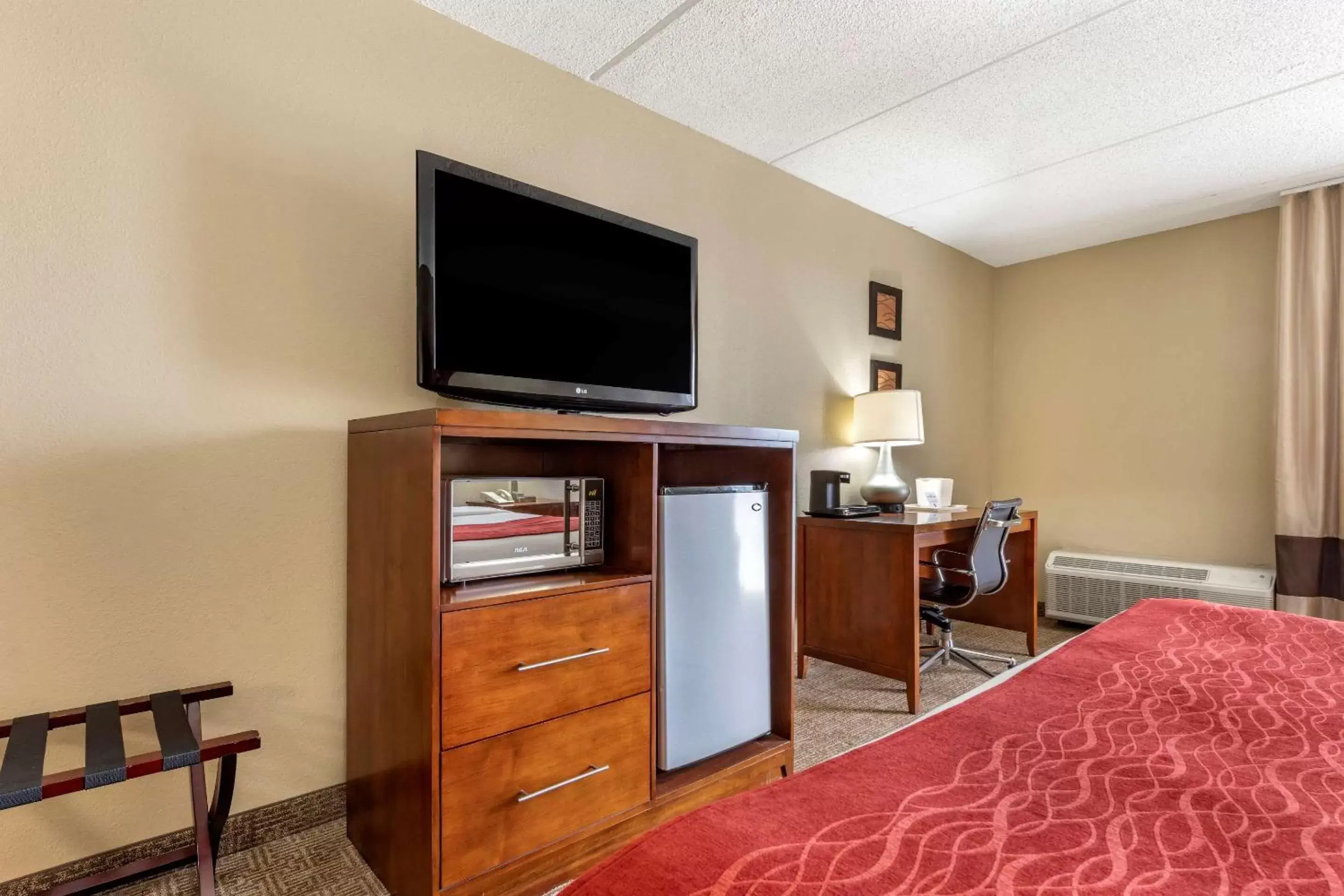 Photo of the whole room, TV/Entertainment Center in Comfort Inn Cranberry Township