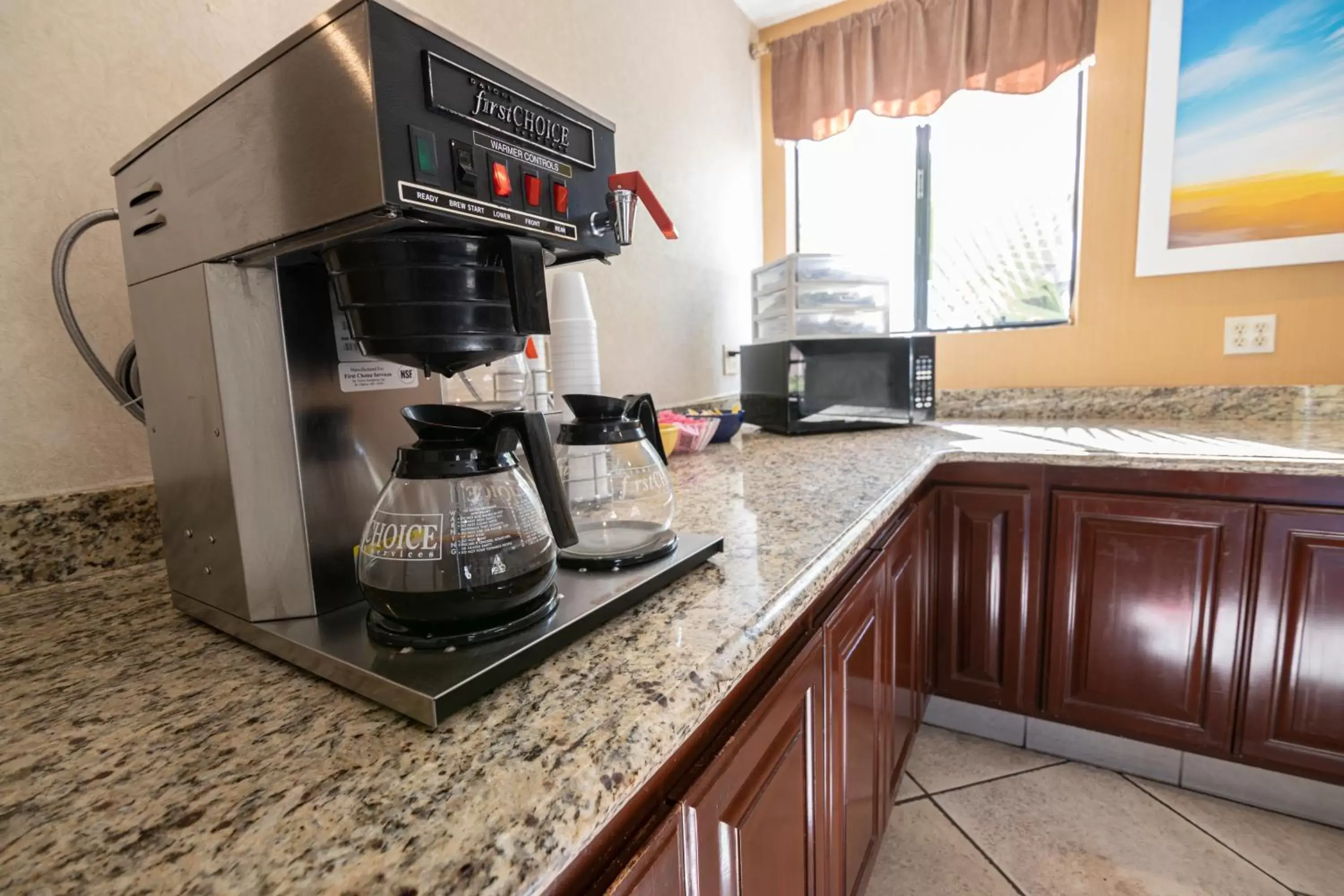 Coffee/tea facilities, Kitchen/Kitchenette in Hospitality Inn