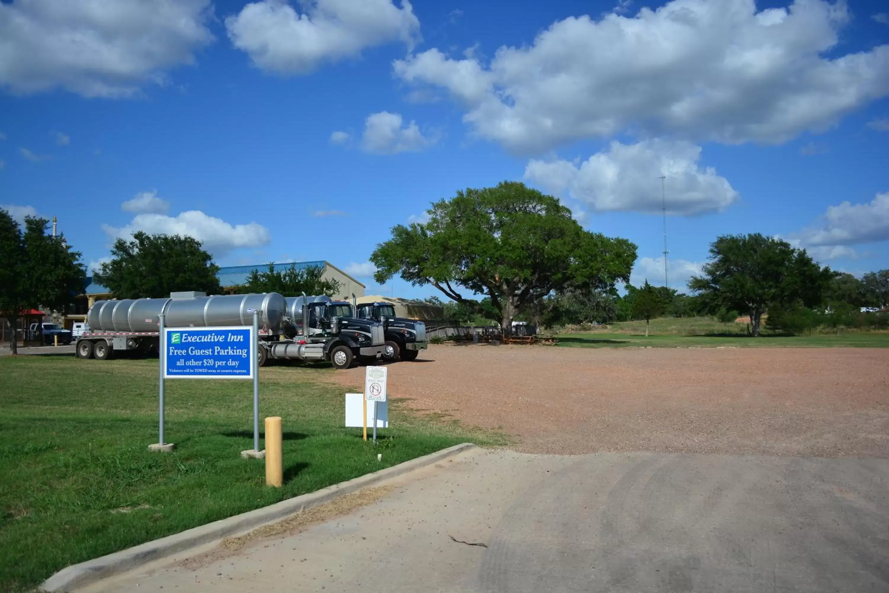 Property logo or sign in Executive Inn & Suites Cuero