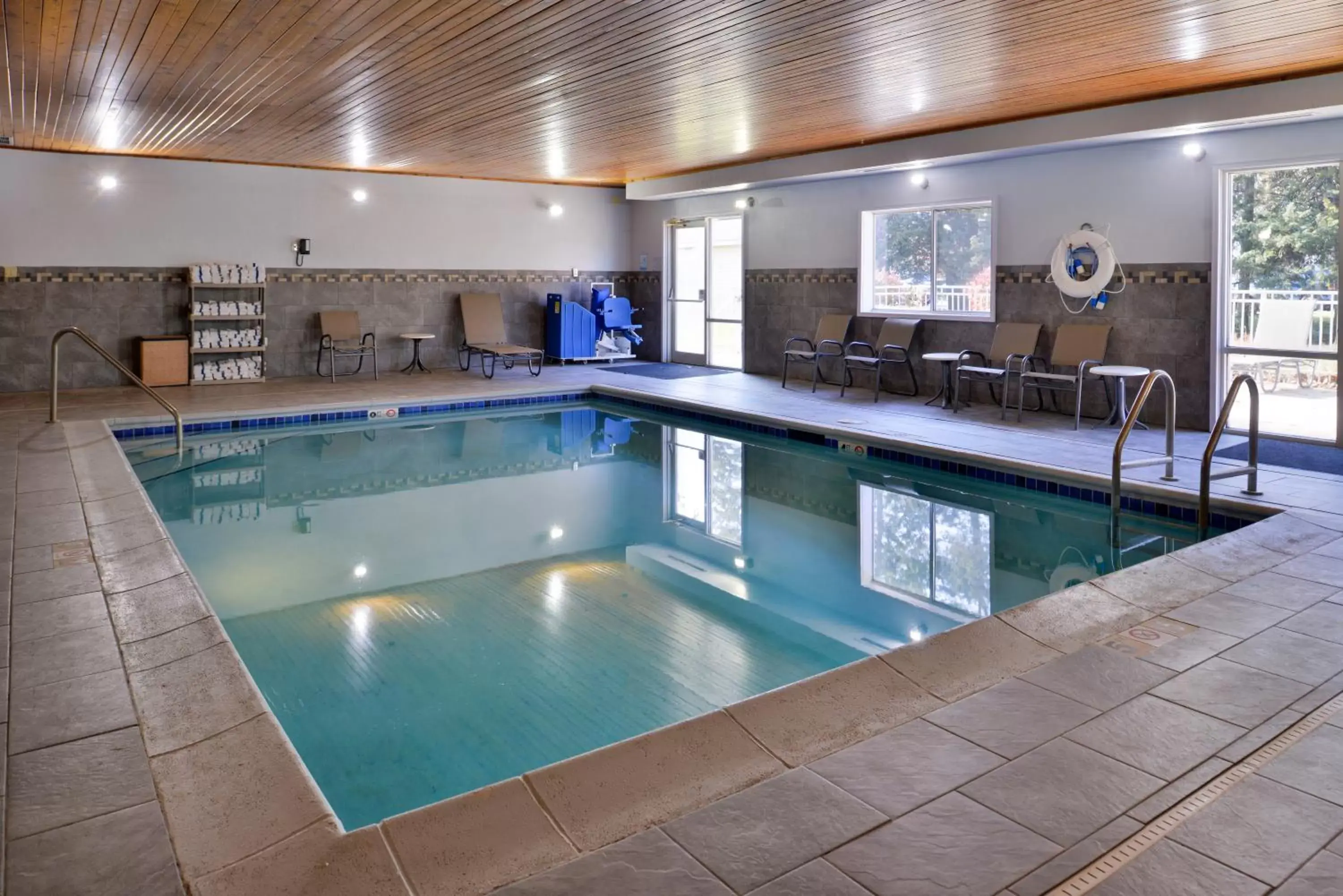 Swimming Pool in SureStay Plus Hotel by Best Western Ottumwa