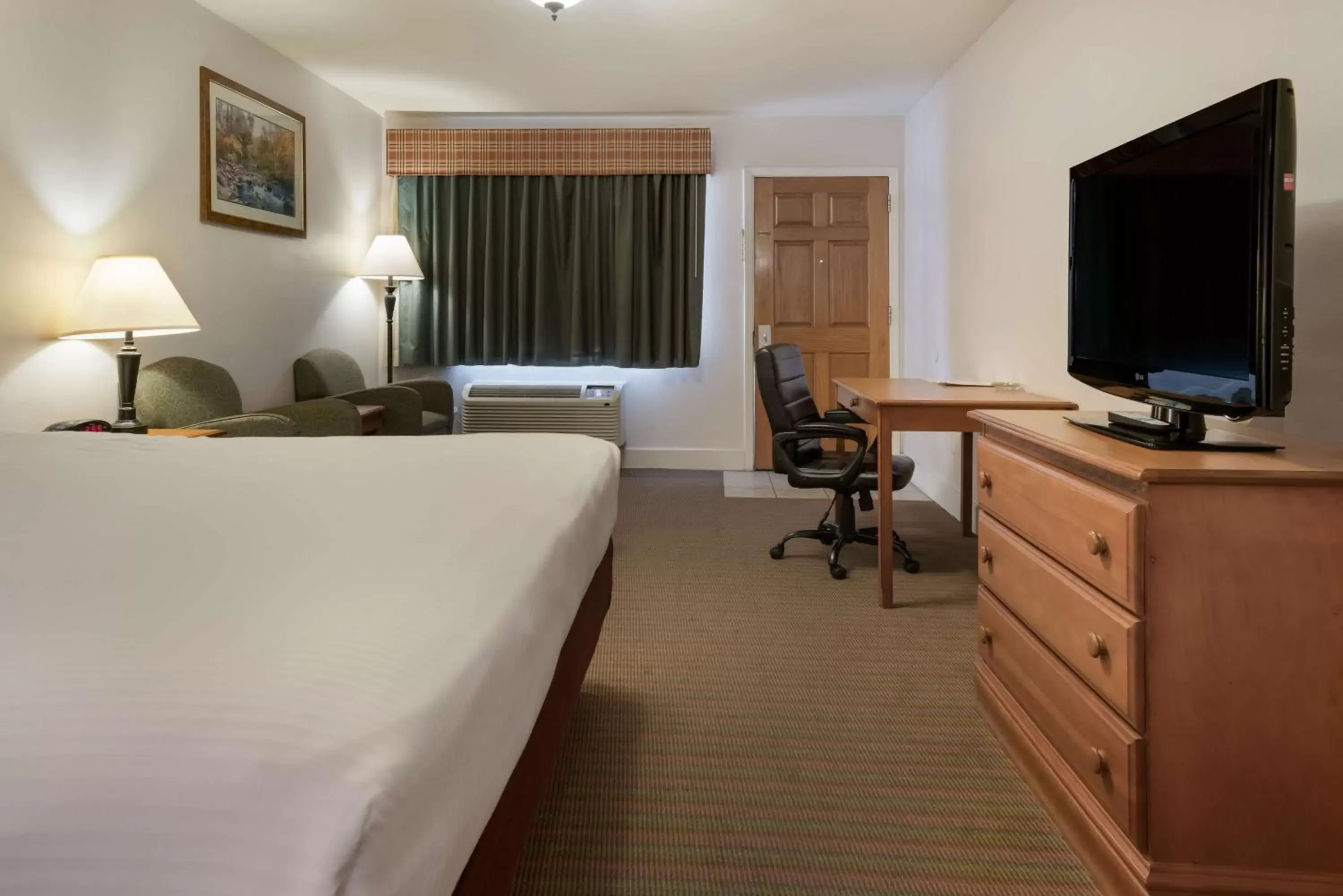 Bedroom, TV/Entertainment Center in SureStay Hotel by Best Western Leesville