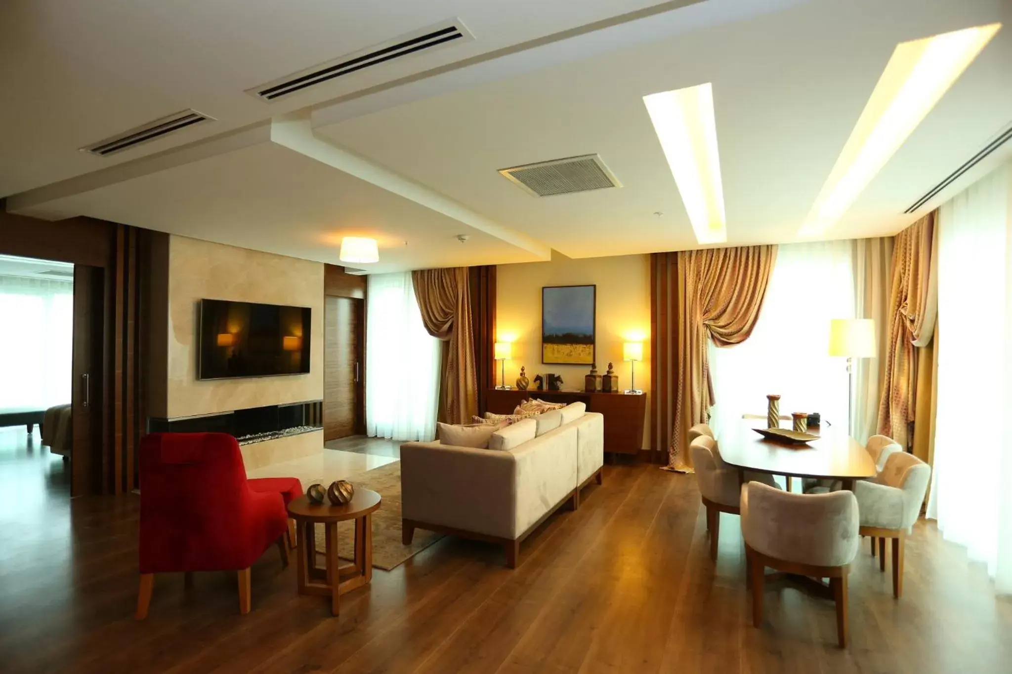Photo of the whole room, Seating Area in Holiday Inn Ankara - Cukurambar, an IHG Hotel
