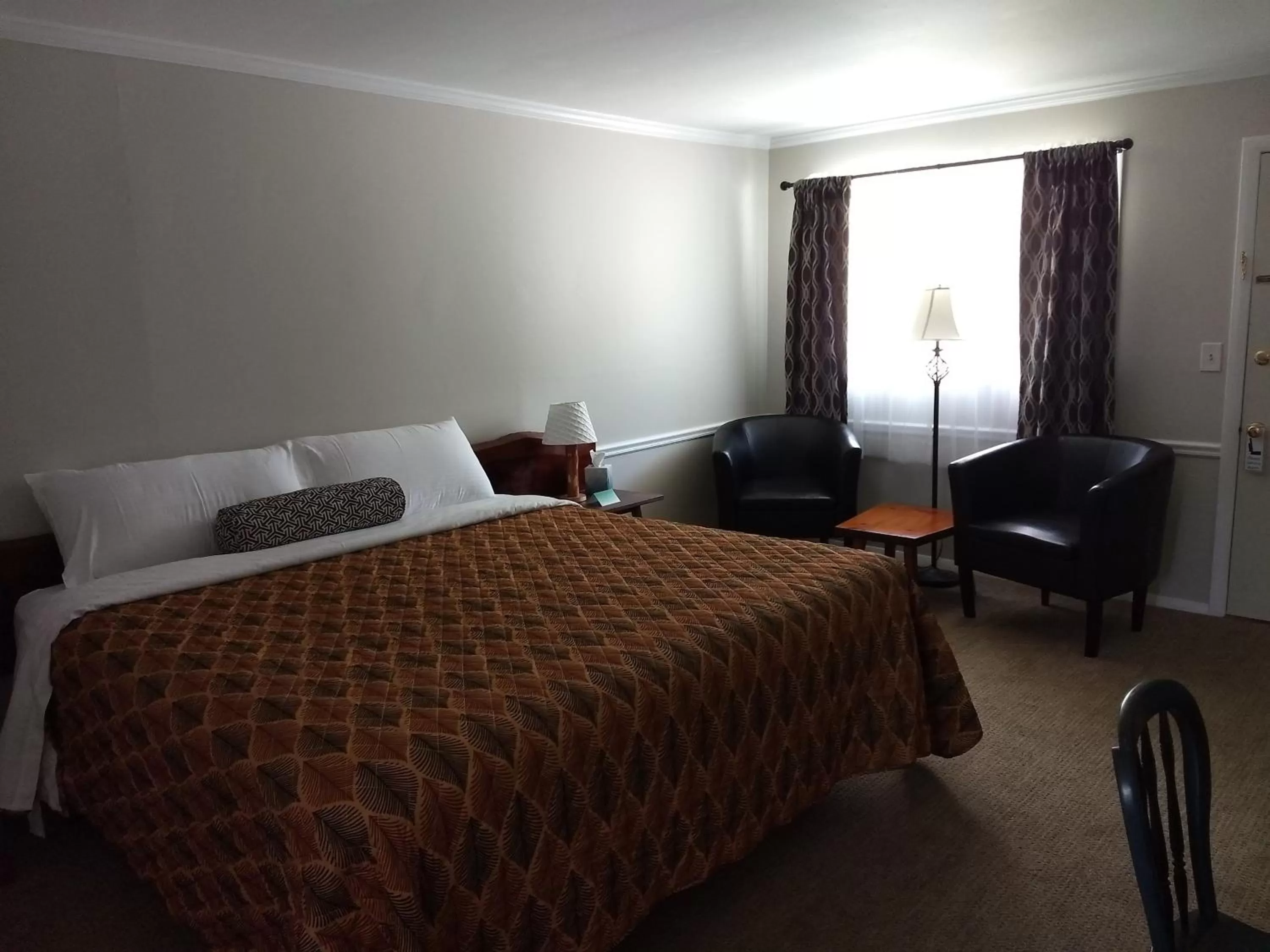 Photo of the whole room in The Lodge at West River