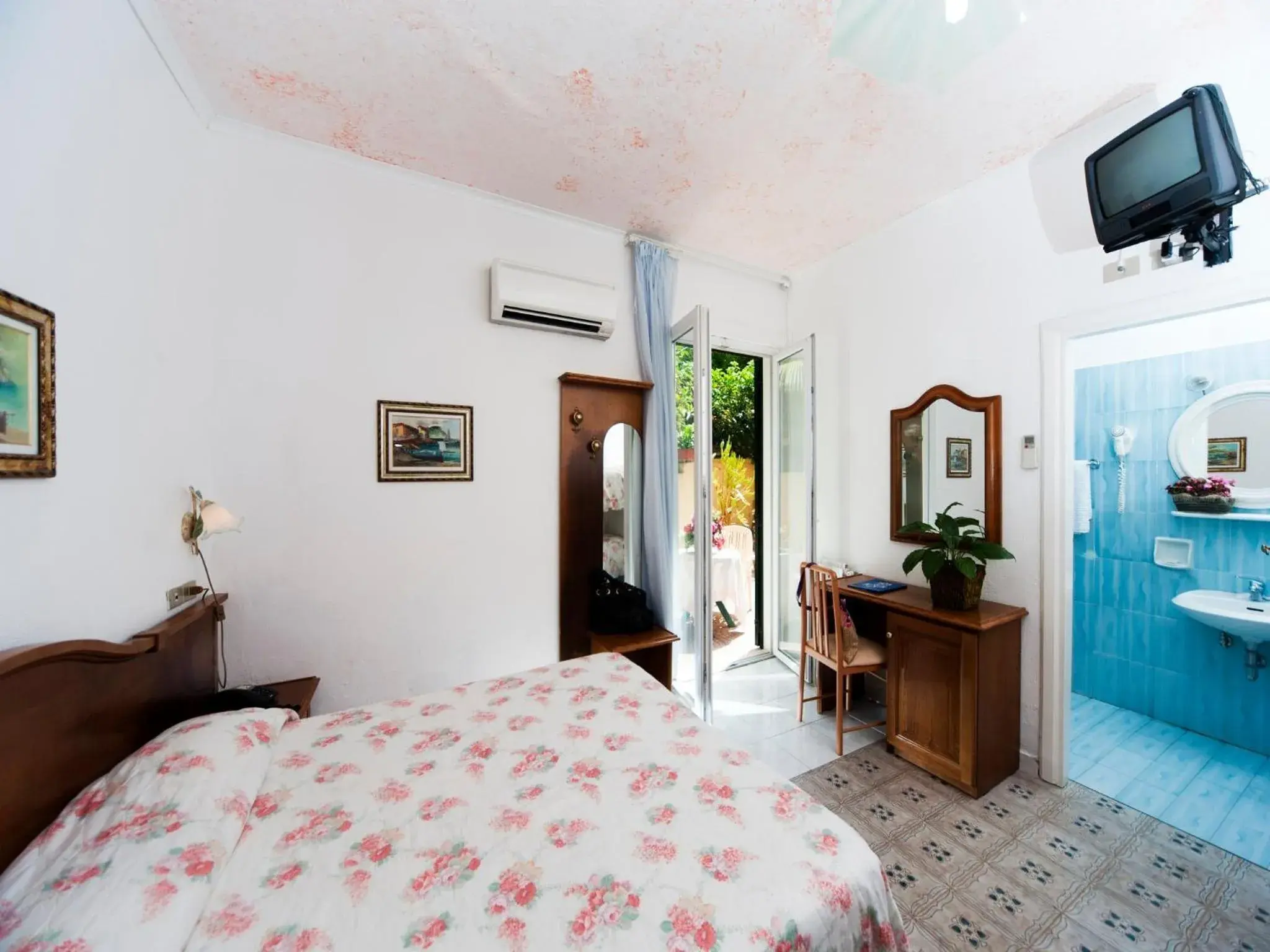 Photo of the whole room, Bed in Hotel Giardino Delle Ninfe E La Fenice