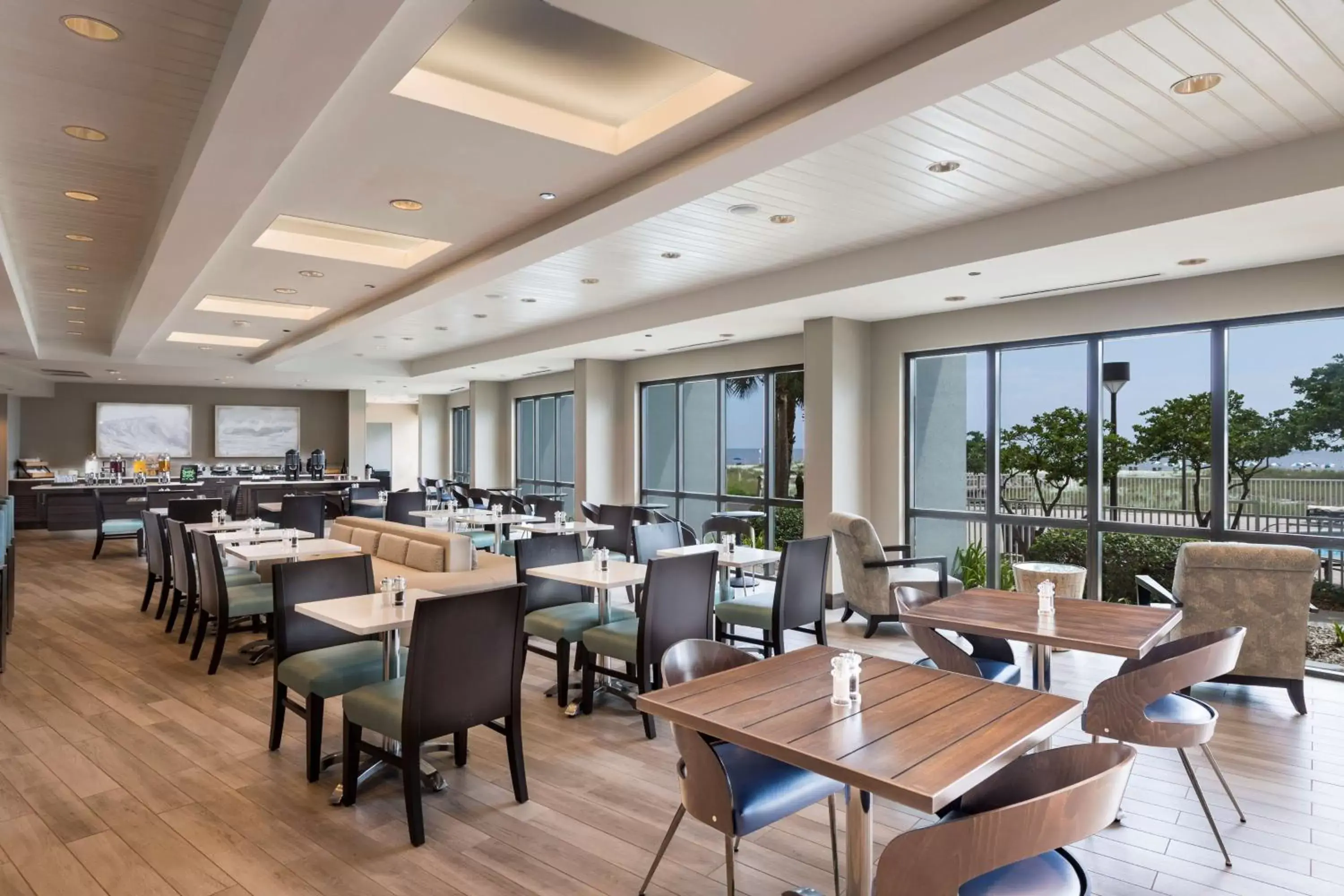 Lounge or bar, Restaurant/Places to Eat in The Island House Hotel a Doubletree by Hilton