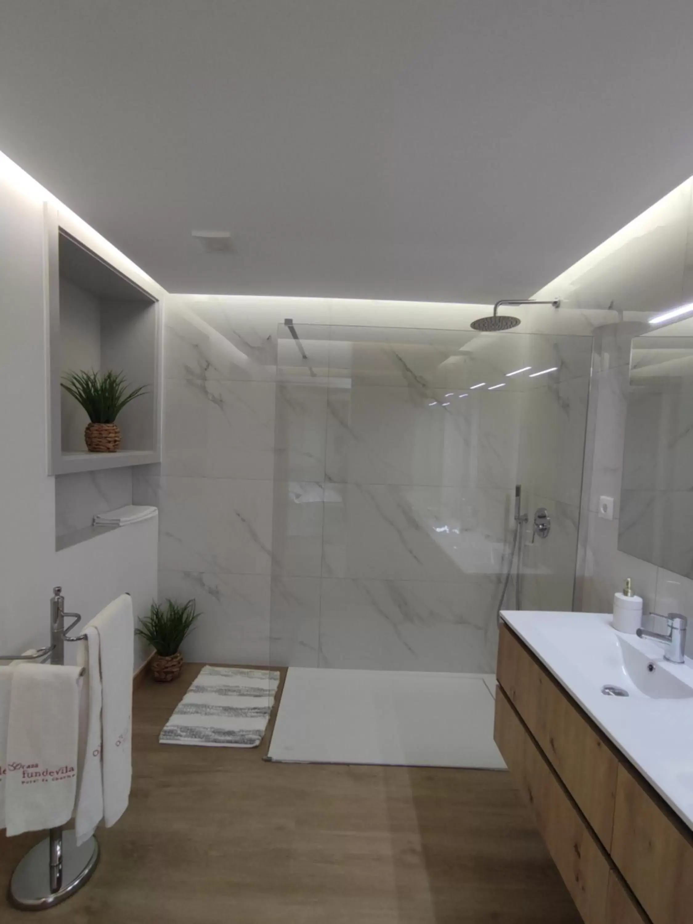 Shower, Bathroom in Hotel de Charme Casa Fundevila