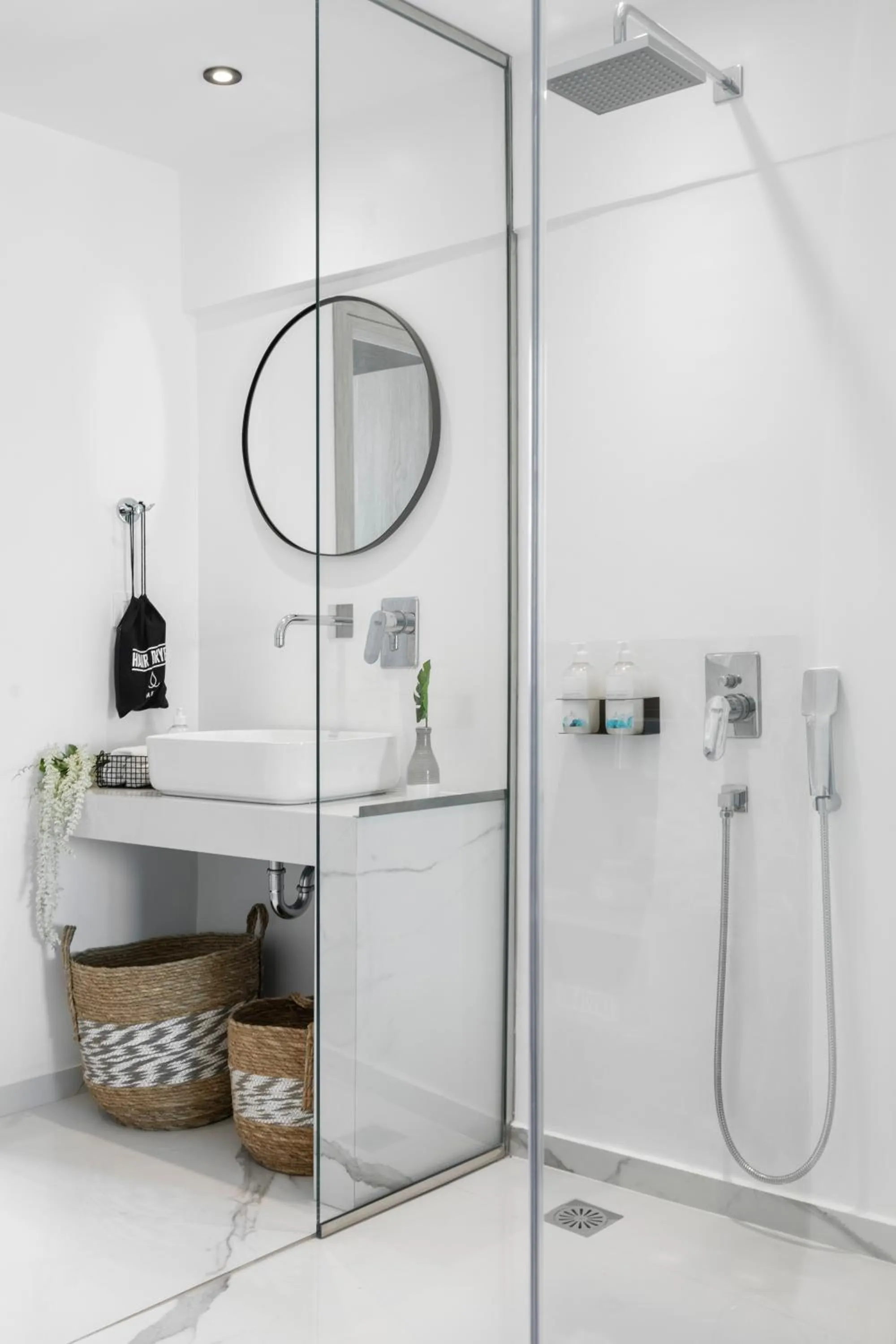 Shower in Melo Athens