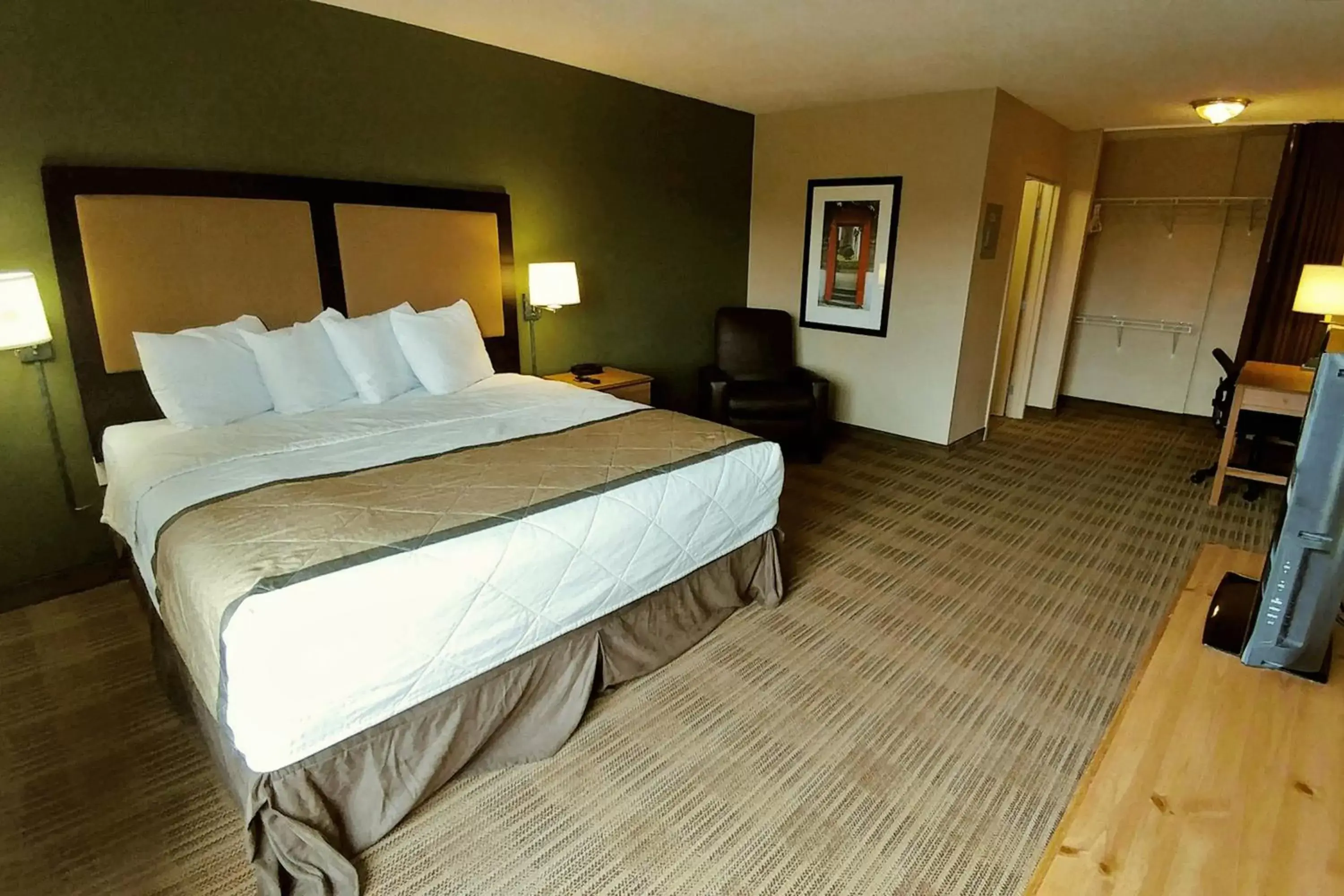 Bed in Extended Stay America Suites - North Chesterfield - Arboretum