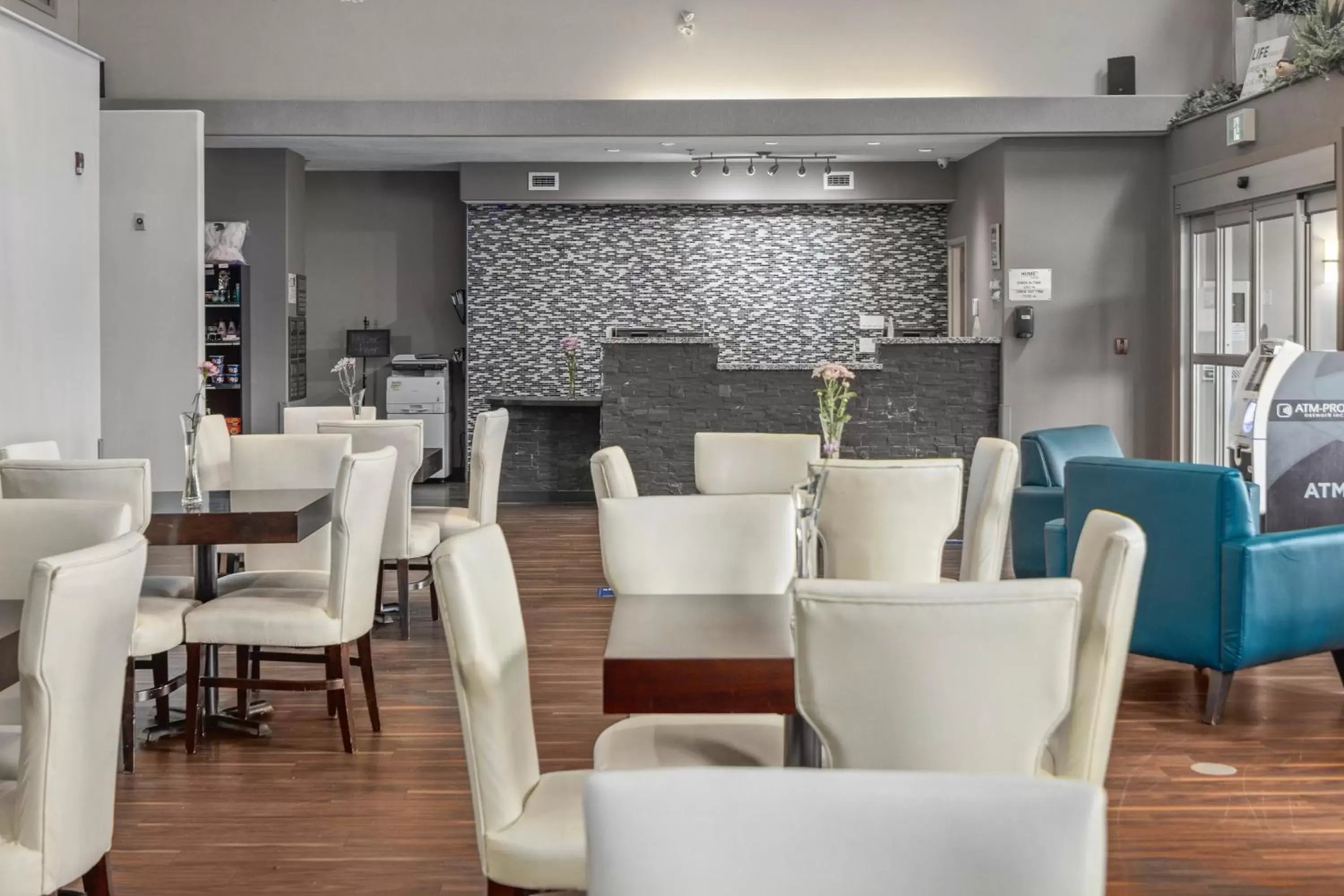 Seating area, Restaurant/Places to Eat in Home Inn & Suites Regina Airport