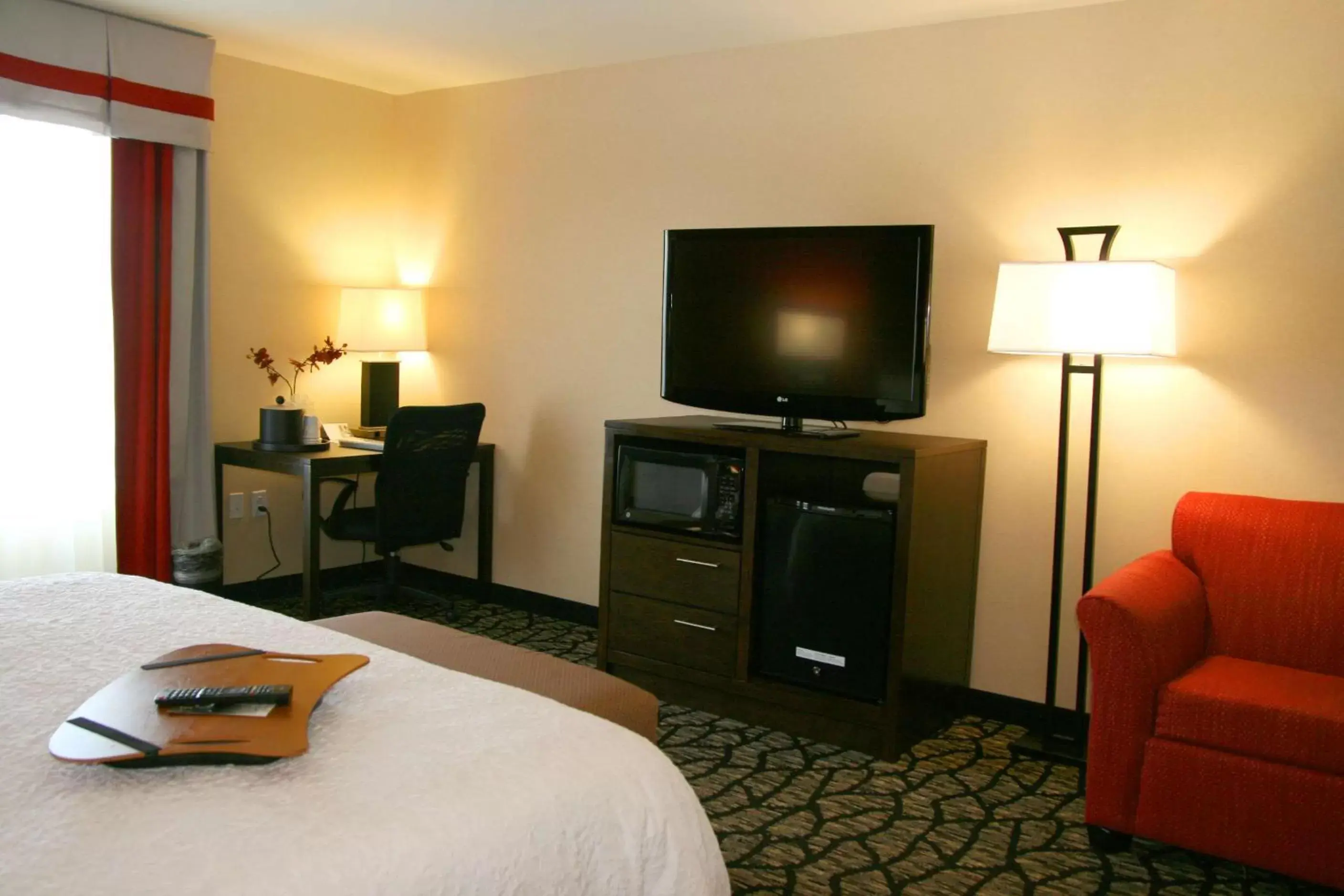 Bed, TV/Entertainment Center in Hampton Inn & Suites Salt Lake City-University/Foothill Drive