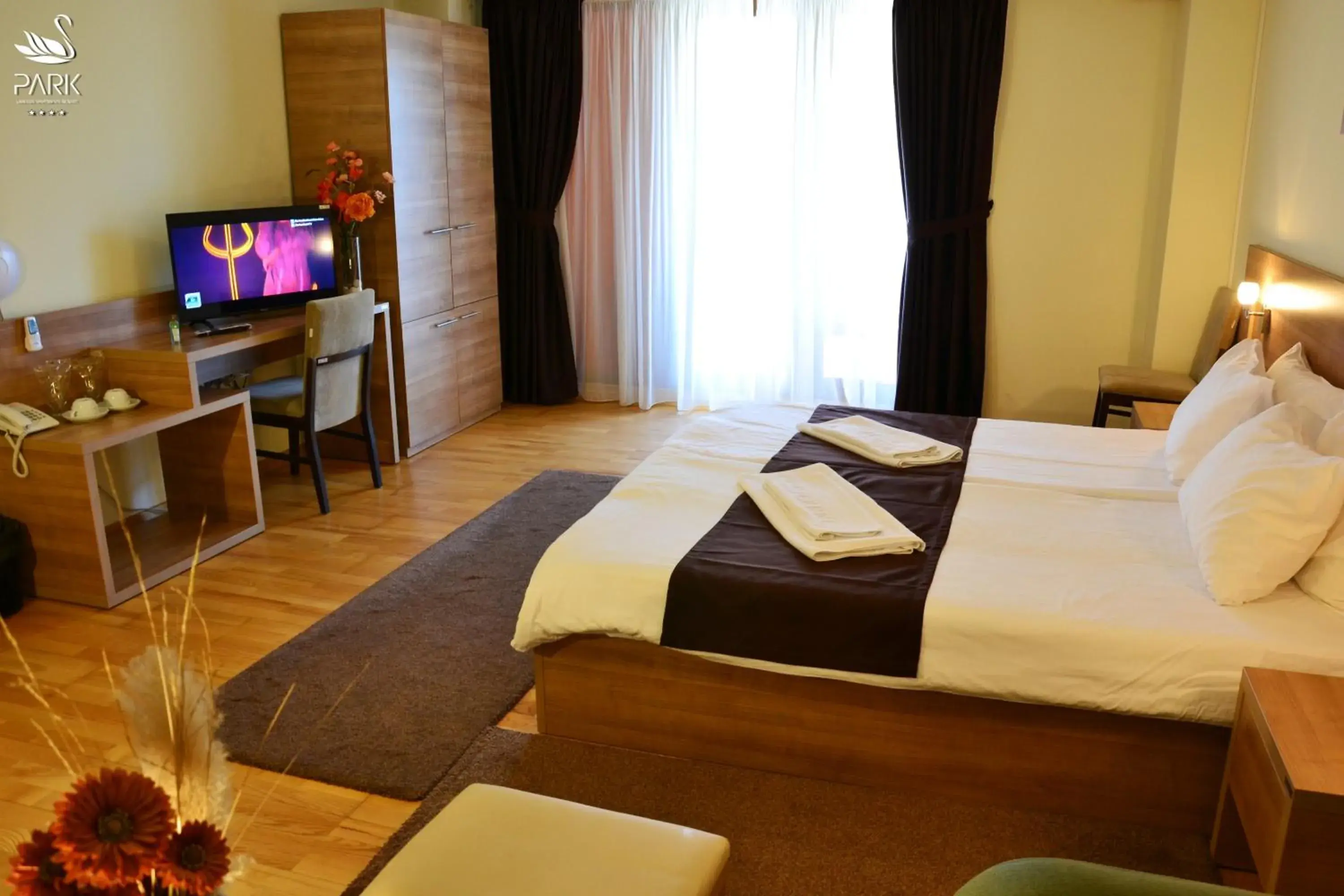 TV and multimedia, Bed in Park Lakeside hotel