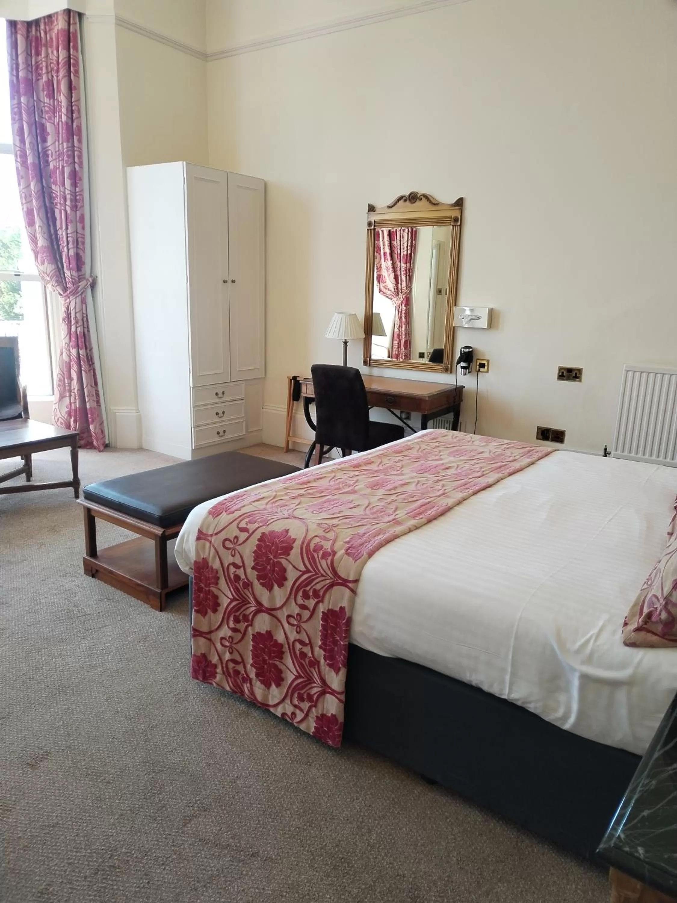 Bedroom, Bed in Abbey Sands Hotel