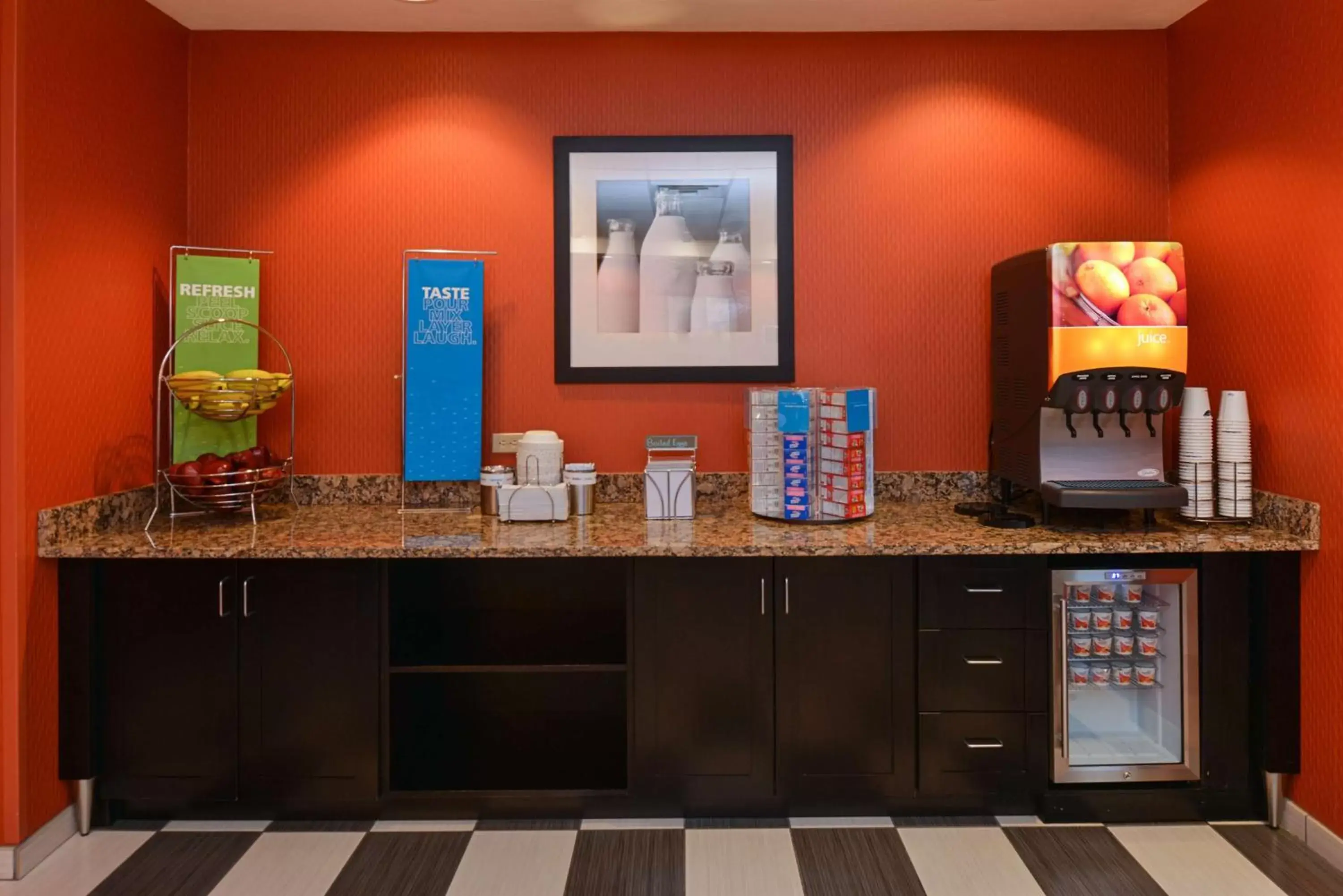 Breakfast, Kitchen/Kitchenette in Hampton Inn & Suites Albuquerque-Coors Road