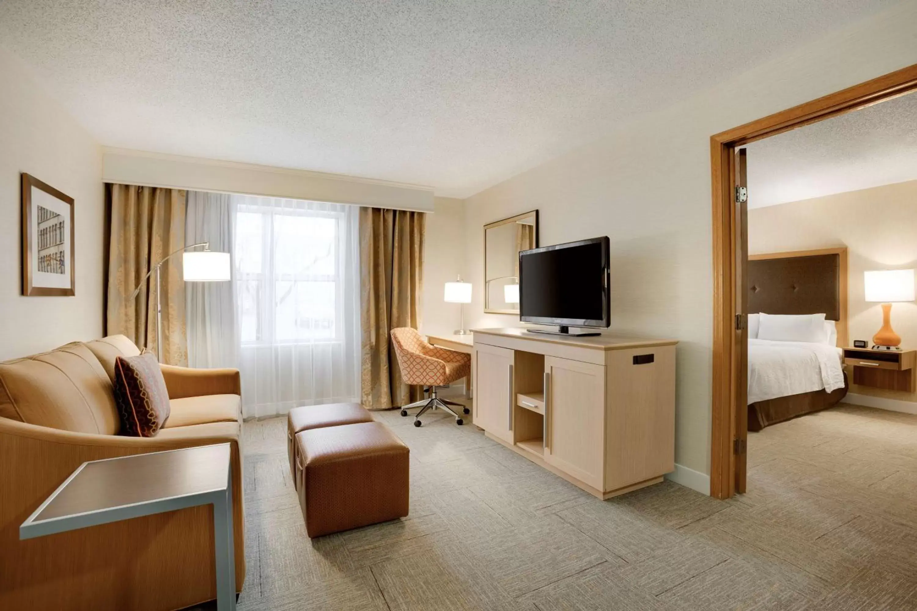 Bed, TV/Entertainment Center in Hampton Inn & Suites Cleveland-Independence