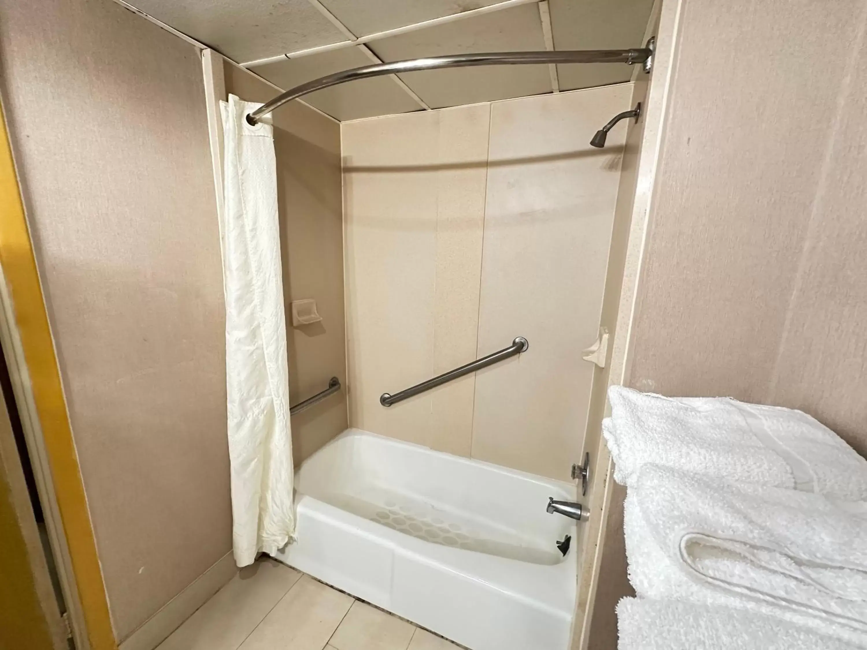 Bathroom in Econo Lodge Scranton