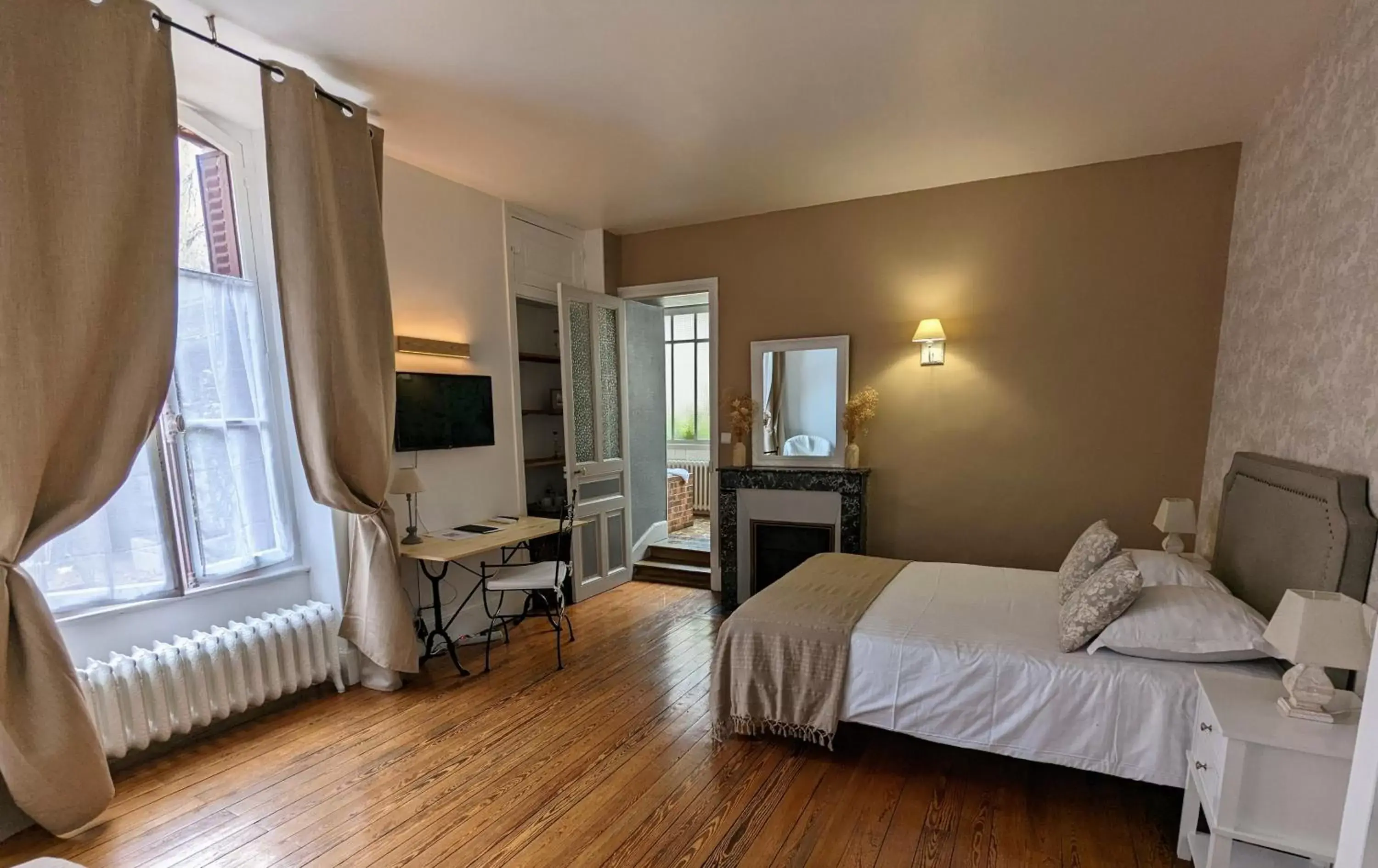 Bathroom in Logis Hotel La Tourelle du Beffroi