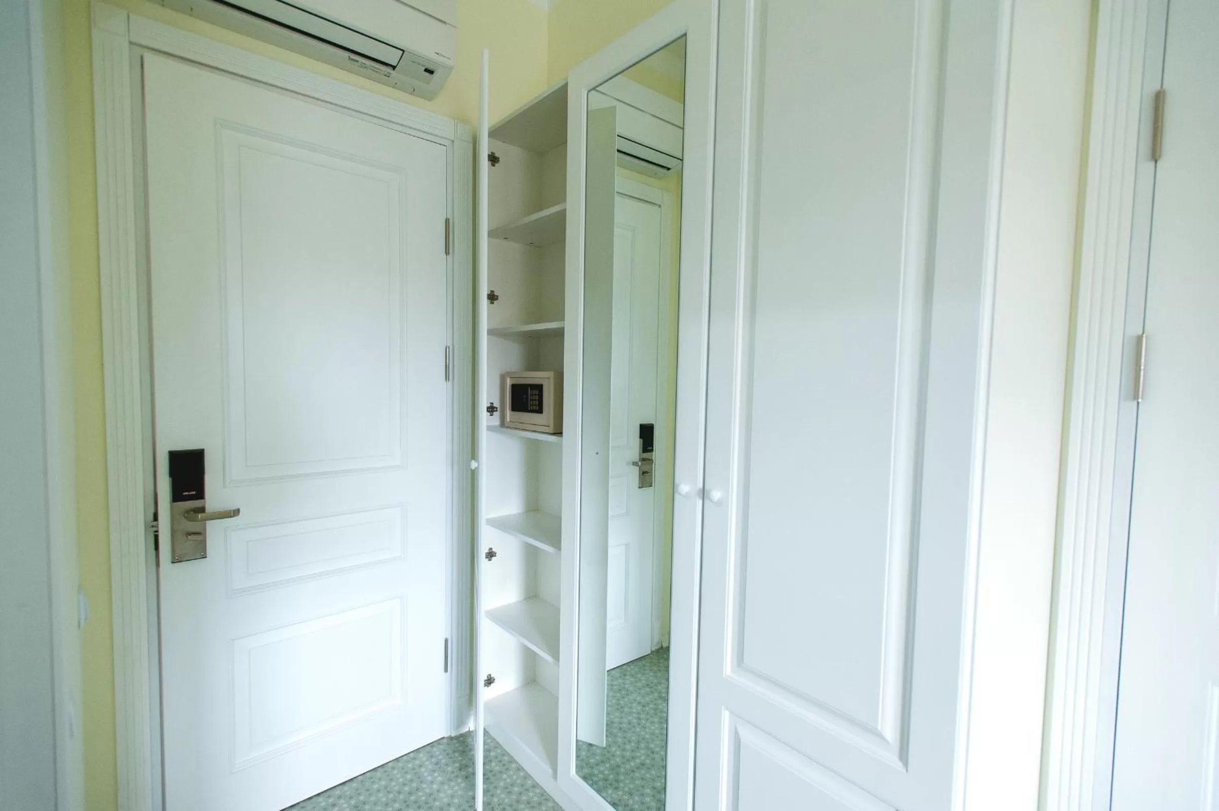 Decorative detail in Piazza Four Colours