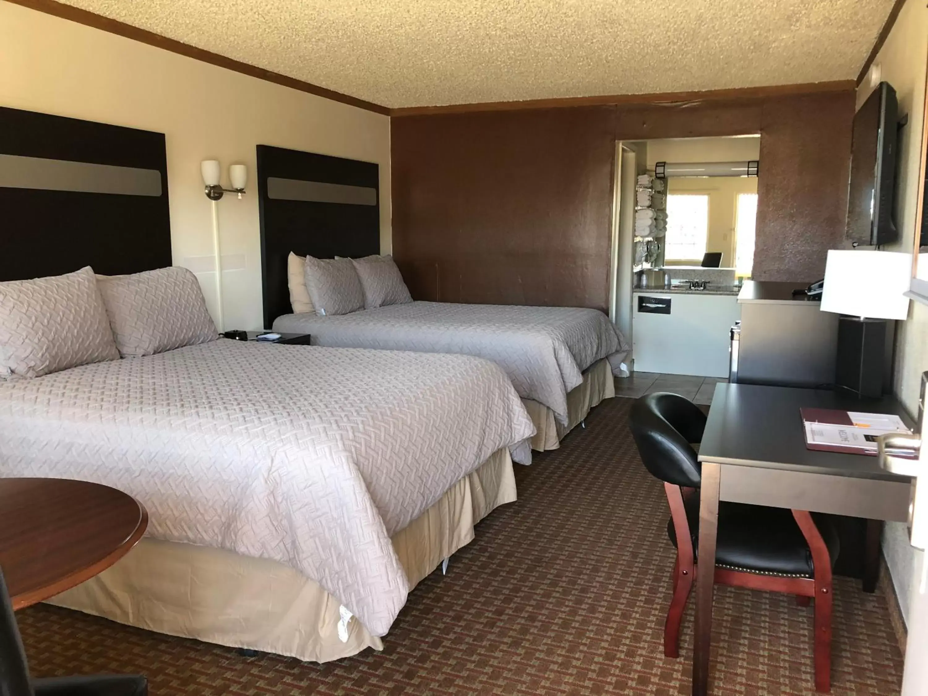 Photo of the whole room, Bed in Big Chief Motel