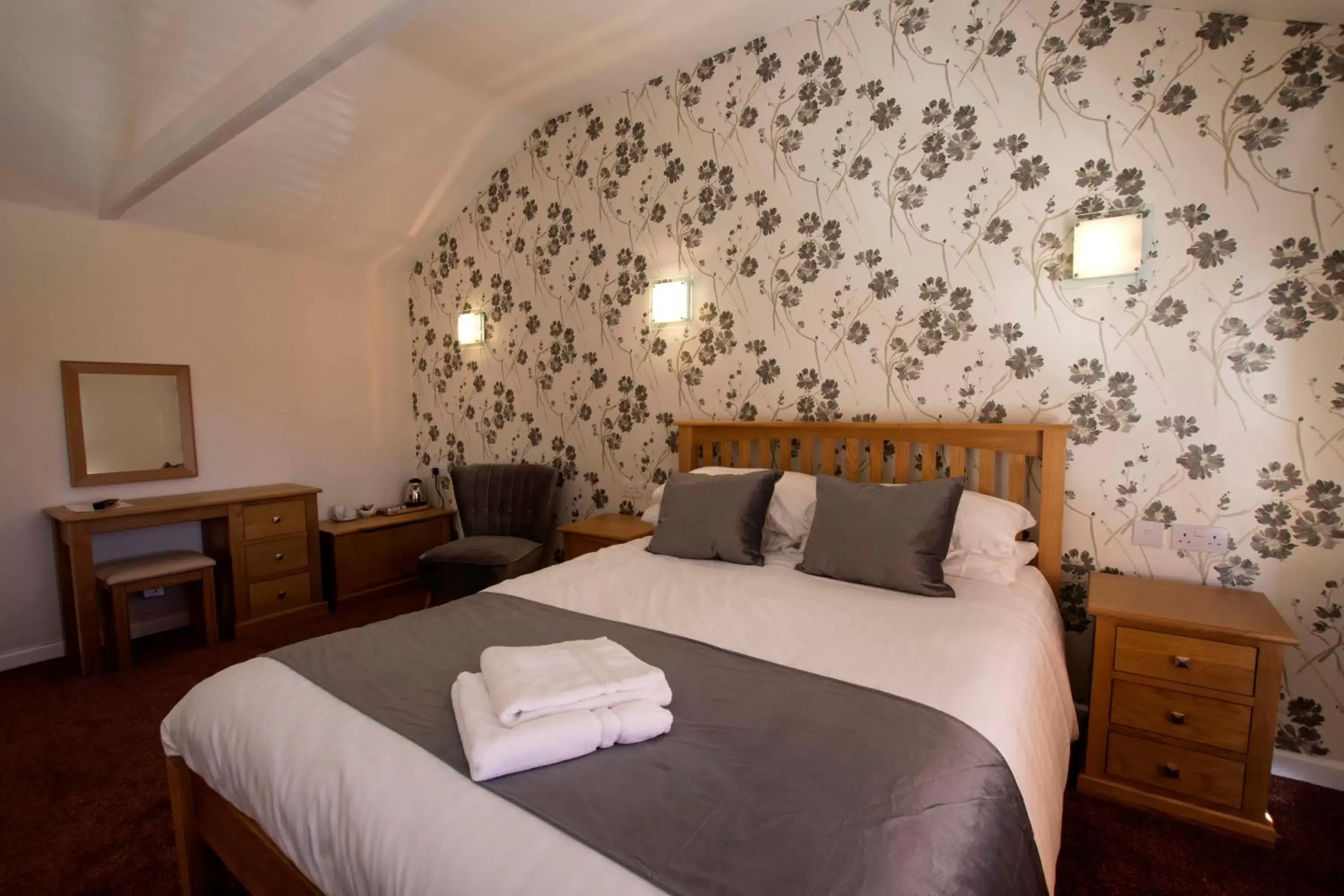 Bedroom, Bed in The Crown Inn Hotel