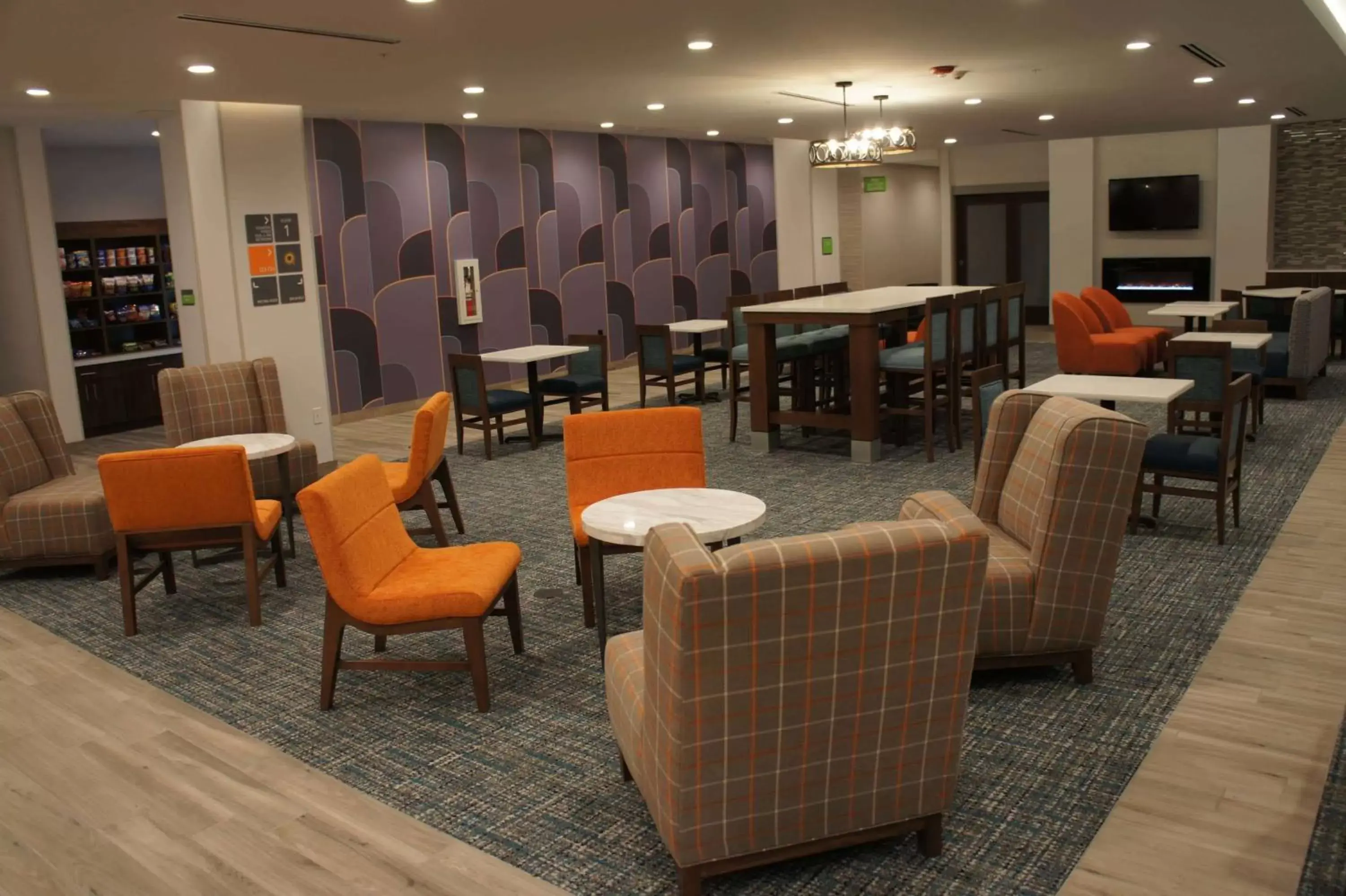 Lobby or reception, Lounge/Bar in La Quinta Inn & Suites by Wyndham Littleton-Red Rocks