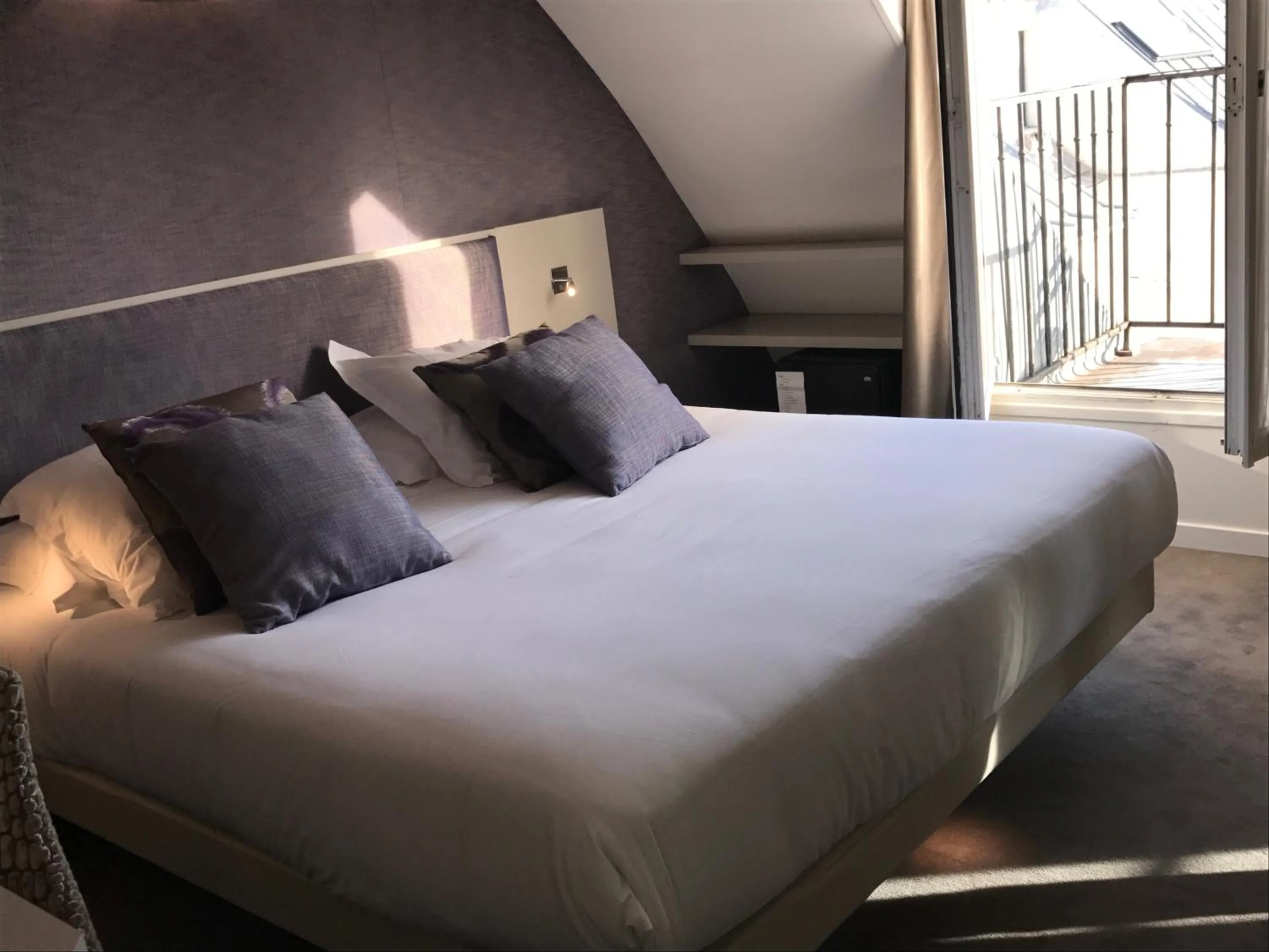 Bed in Hôtel Jacques de Molay - Fitness & Sauna