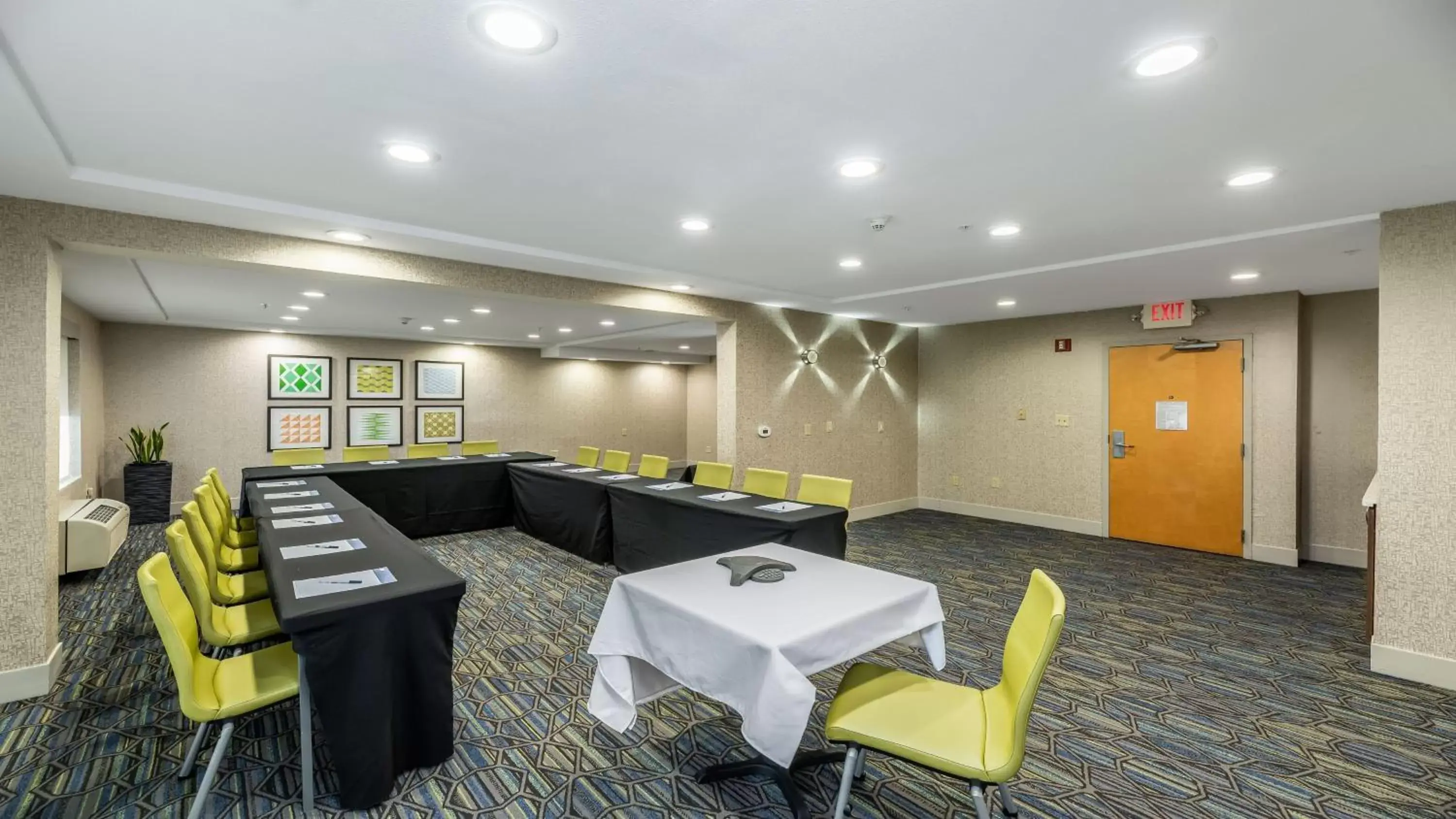 Meeting/conference room, Restaurant/Places to Eat in Holiday Inn Express Fremont - Milpitas Central, an IHG Hotel