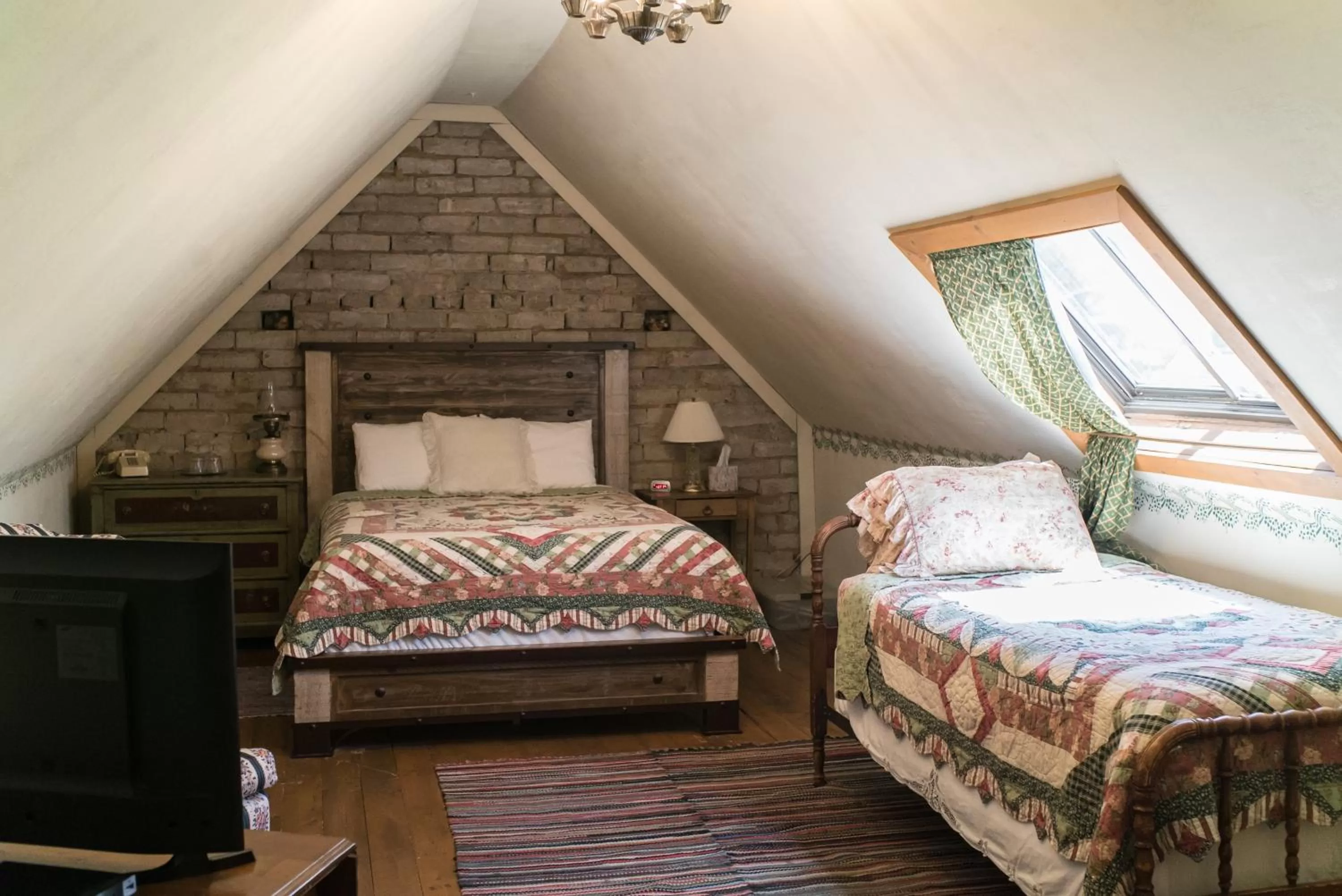 Photo of the whole room, Bed in The Mulberry Inn -An Historic Bed and Breakfast