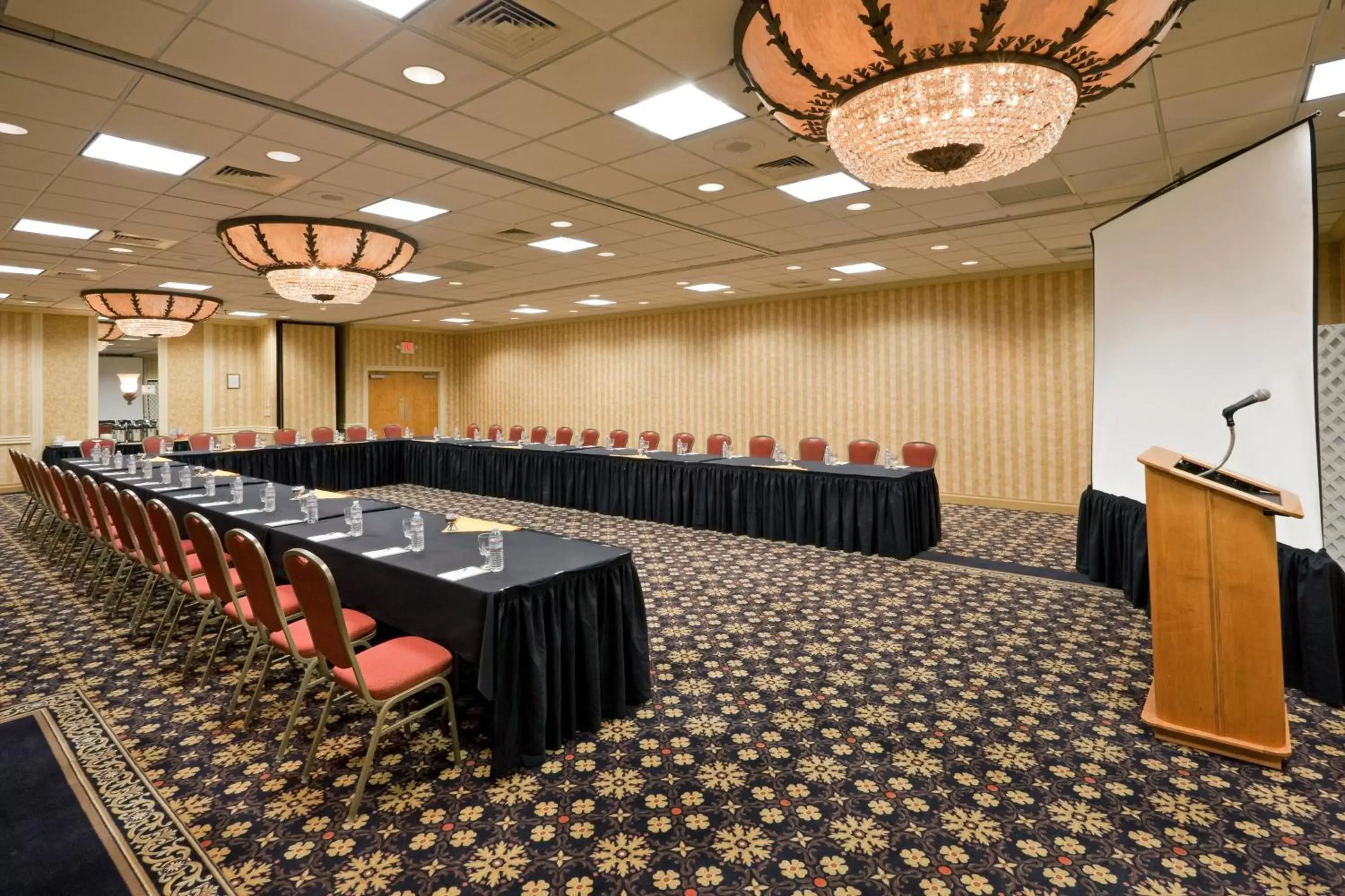 Meeting/conference room in Holiday Inn South Plainfield-Piscataway, an IHG Hotel