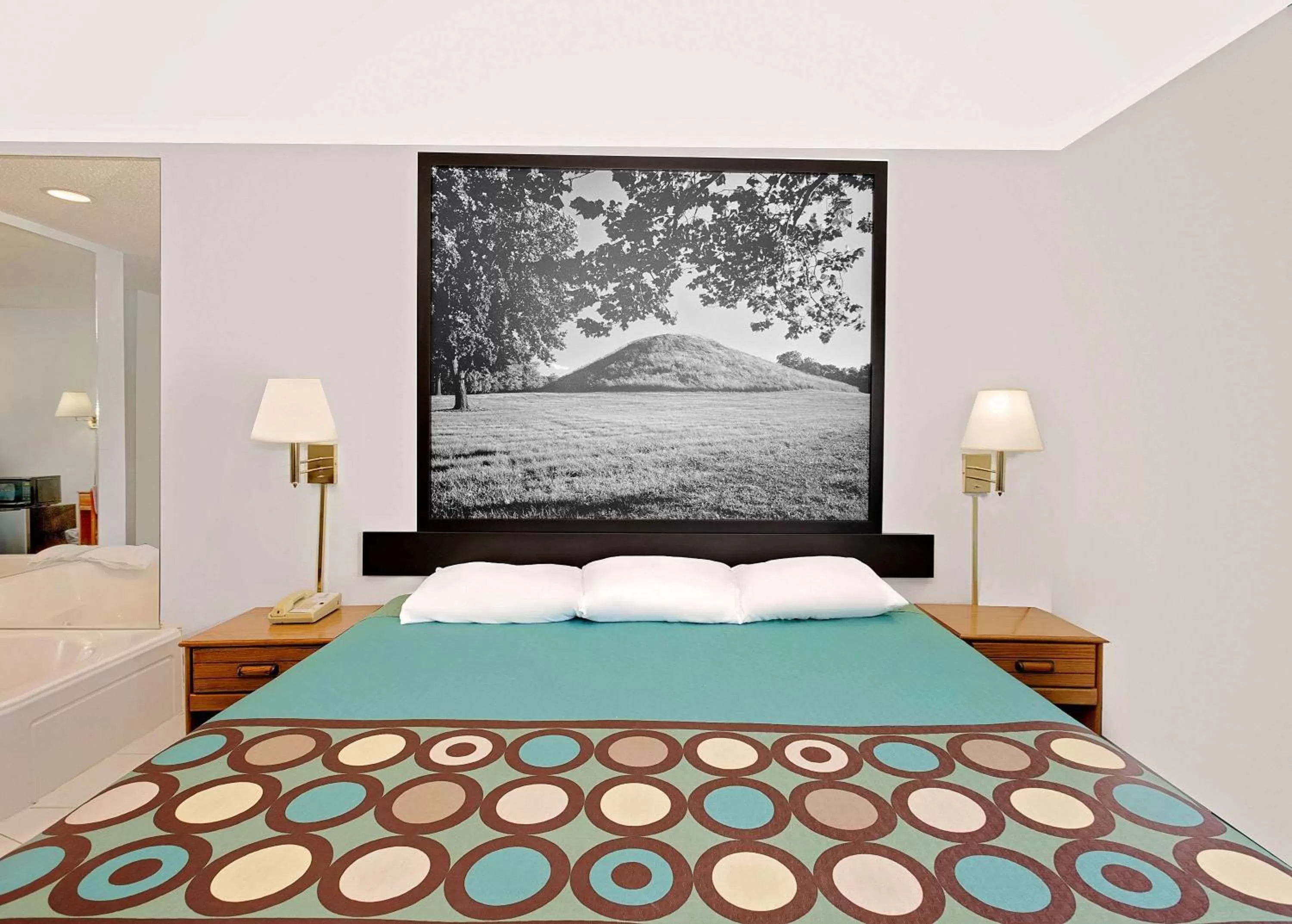 Photo of the whole room, Bed in Super 8 by Wyndham Macomb