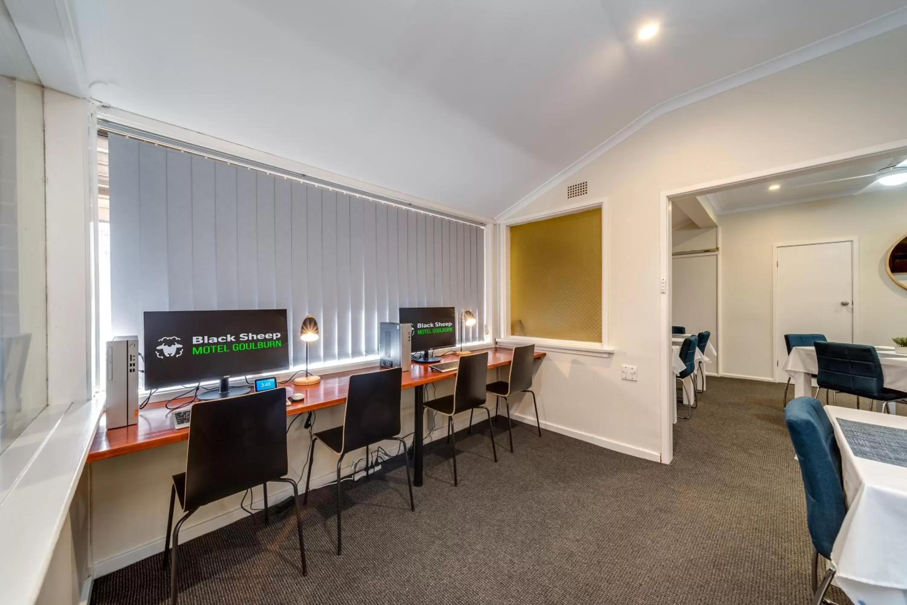 Communal lounge/ TV room in Black Sheep Motel Goulburn