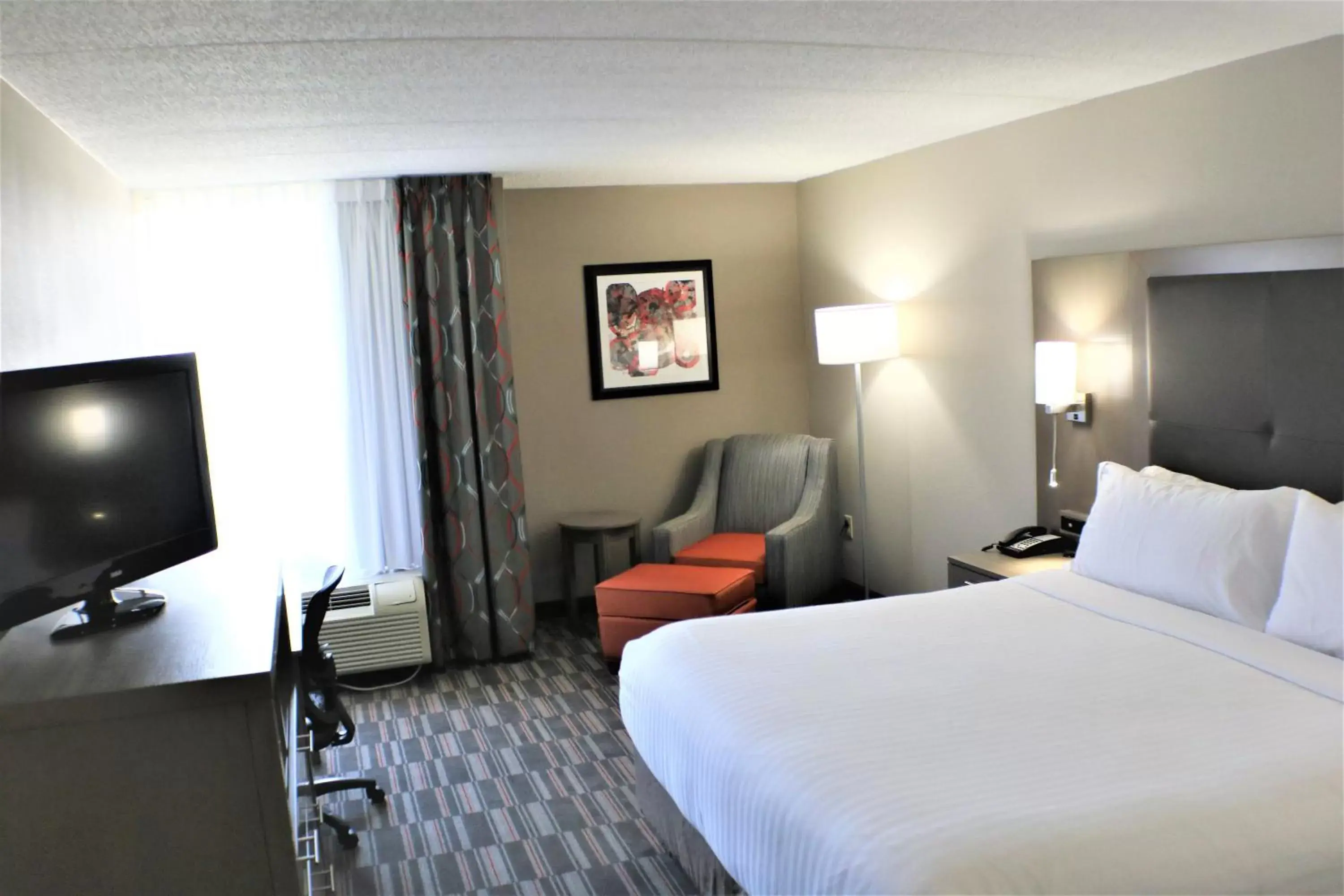 Photo of the whole room, Bed in Holiday Inn Express Woodstock-Shenandoah Valley, an IHG Hotel