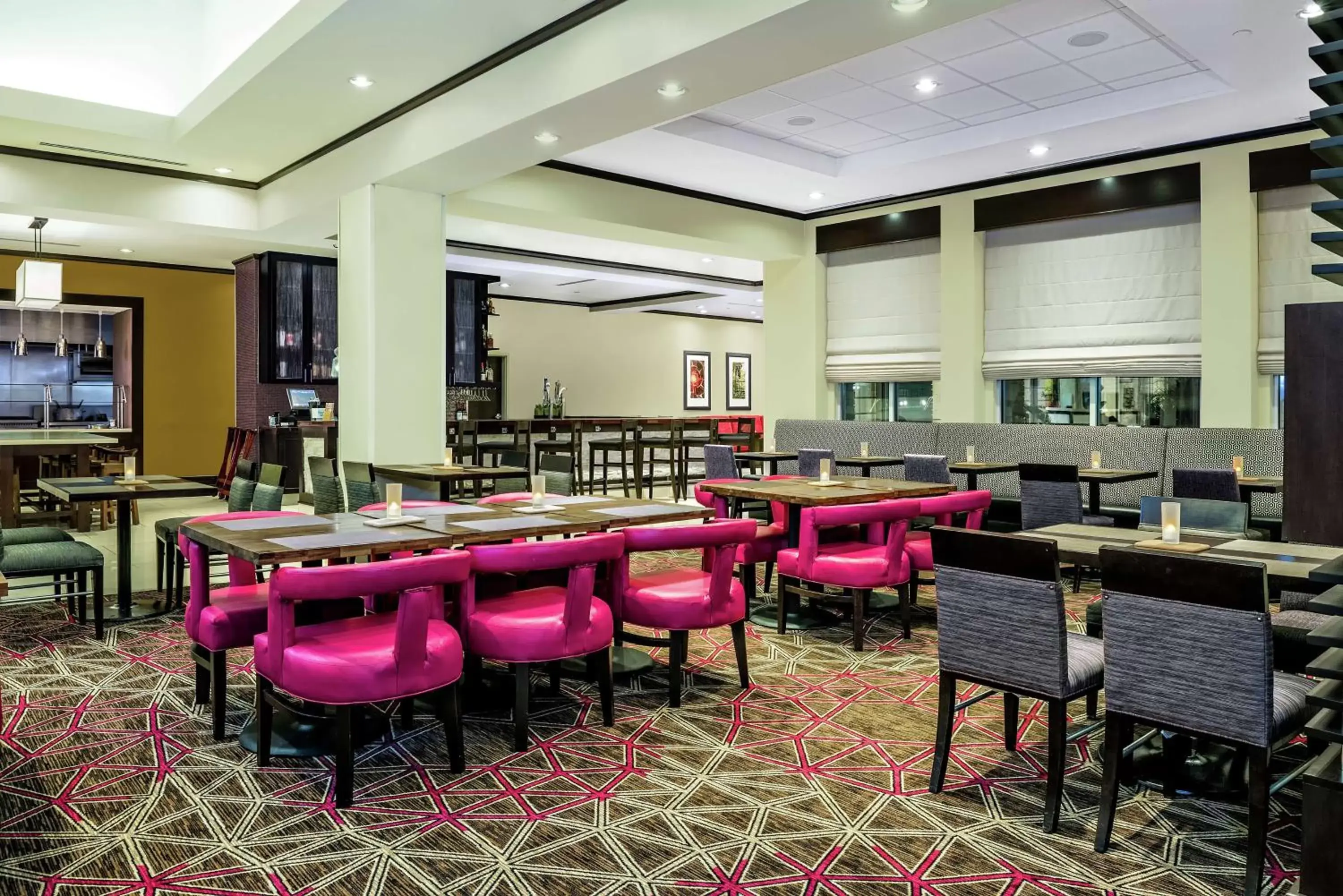 Dining area, Lounge/Bar in Hilton Garden Inn Victoria