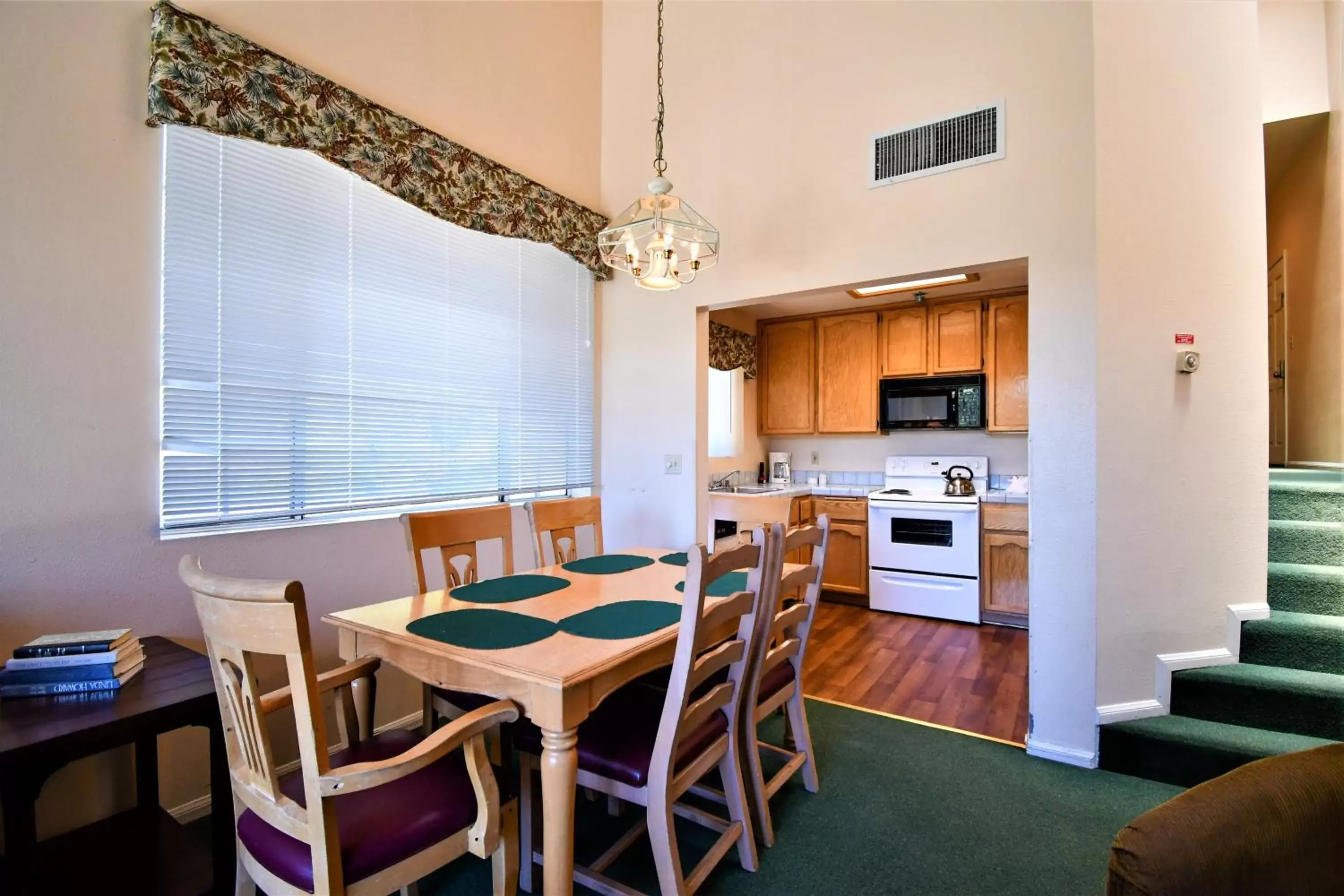 Kitchen or kitchenette, Dining Area in North Bay At Lake Arrowhead