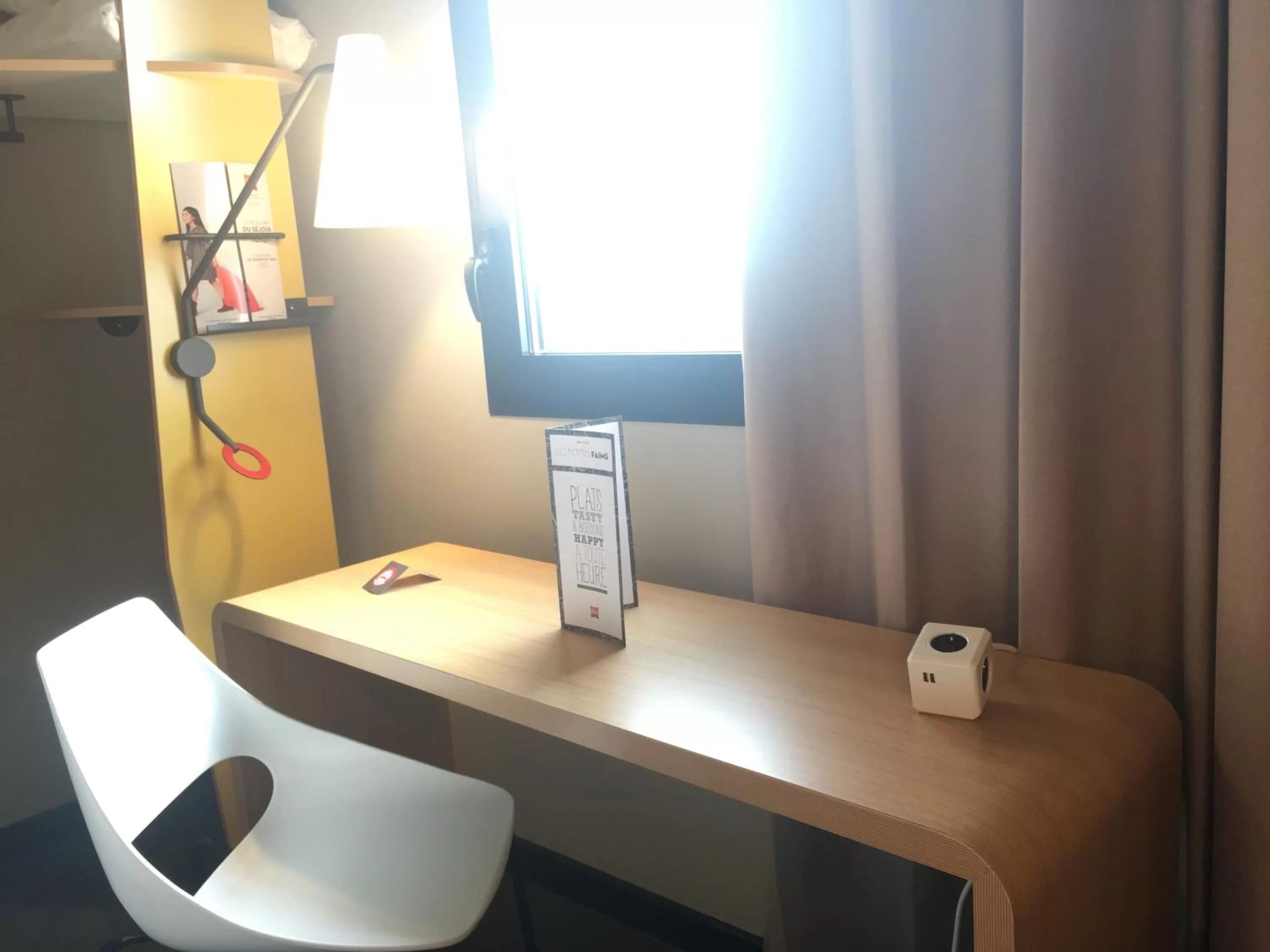 Seating area in Ibis Niort Est Mendes France