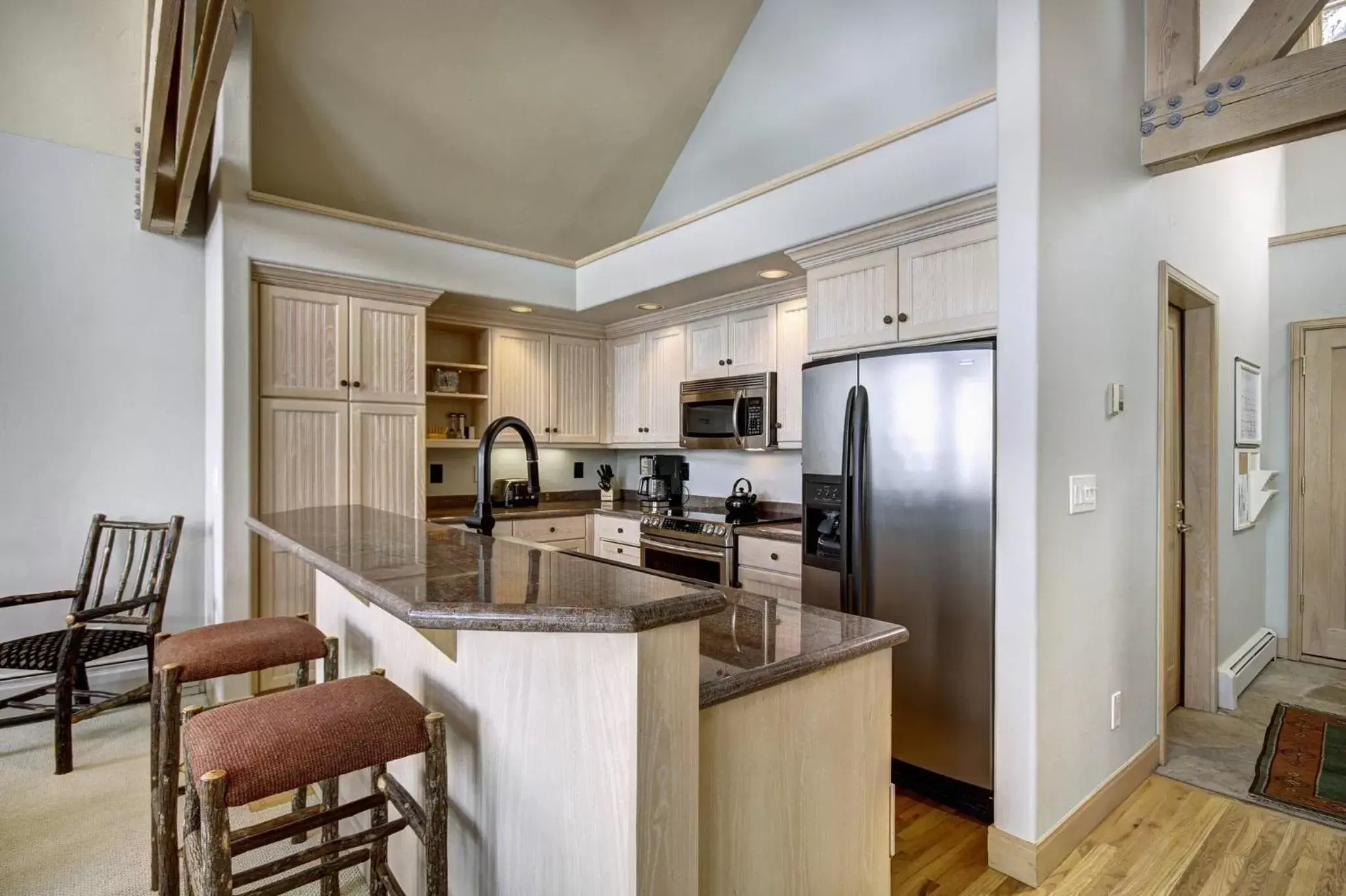 Kitchen or kitchenette, Kitchen/Kitchenette in The Pines Lodge, a RockResort