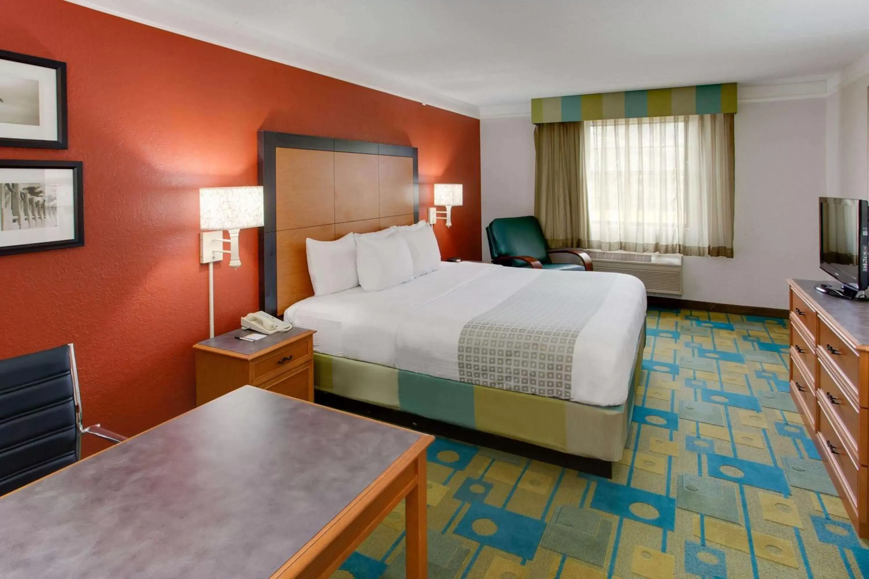 Photo of the whole room, Bed in La Quinta Inn by Wyndham Pittsburgh Airport