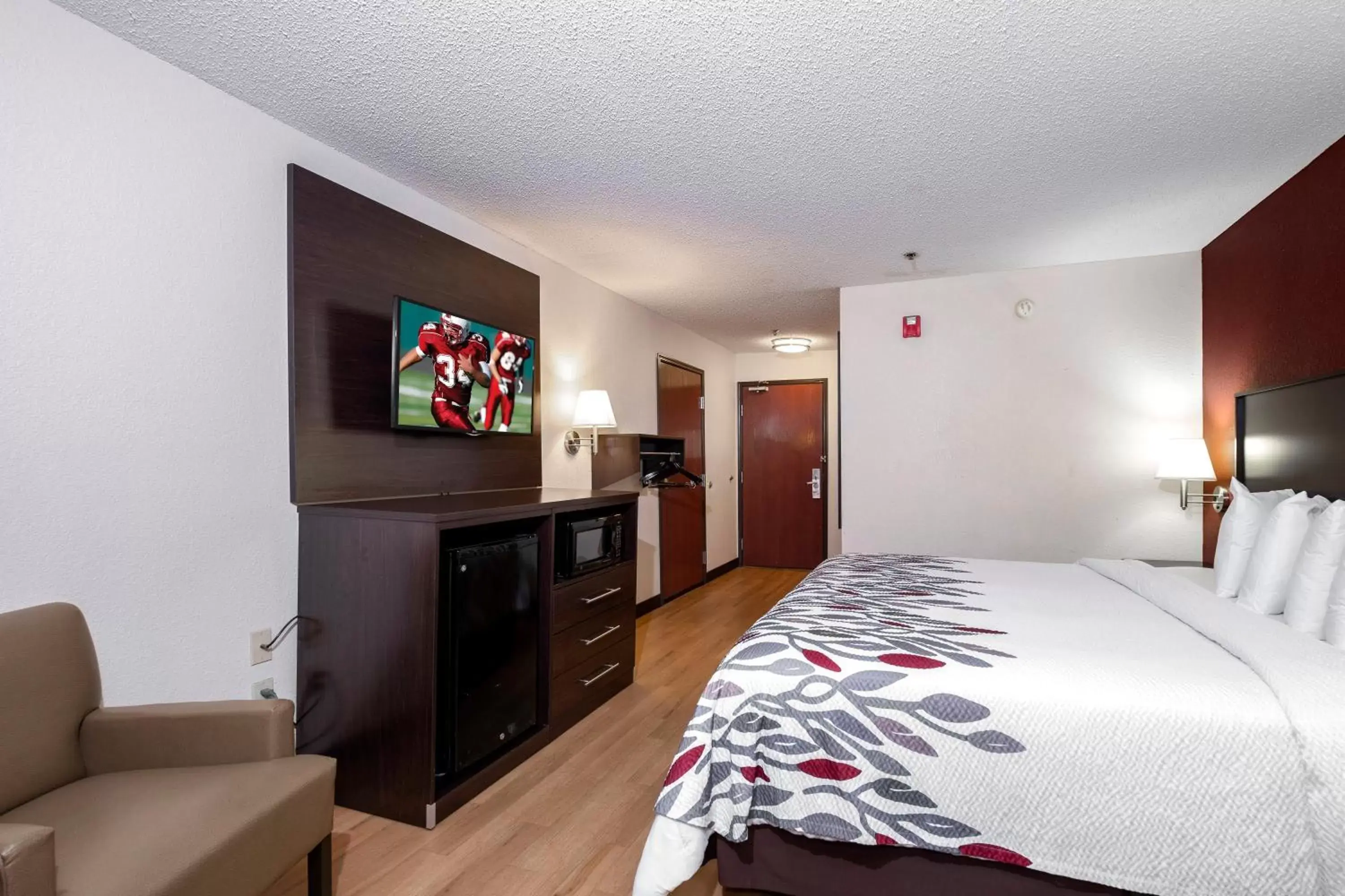 Photo of the whole room, Room Photo in Red Roof Inn Knoxville Central – Papermill Road