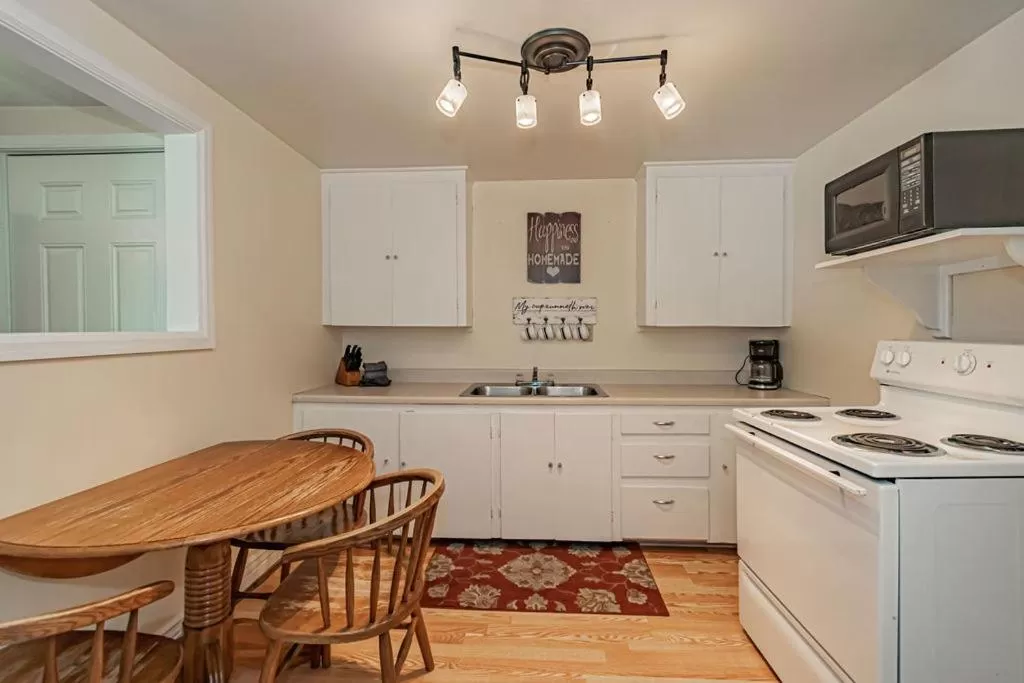 Kitchen or kitchenette, Kitchen/Kitchenette in Suites of Lava Hot Springs