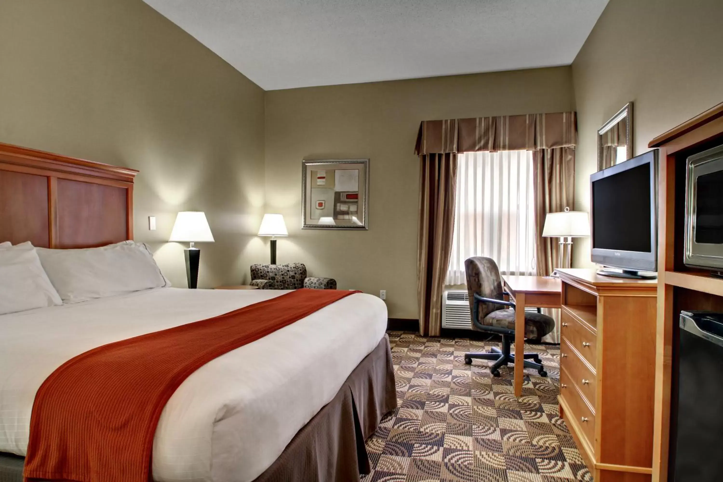 Photo of the whole room, Bed in Holiday Inn Express Hurricane Mills Waverly, an IHG Hotel