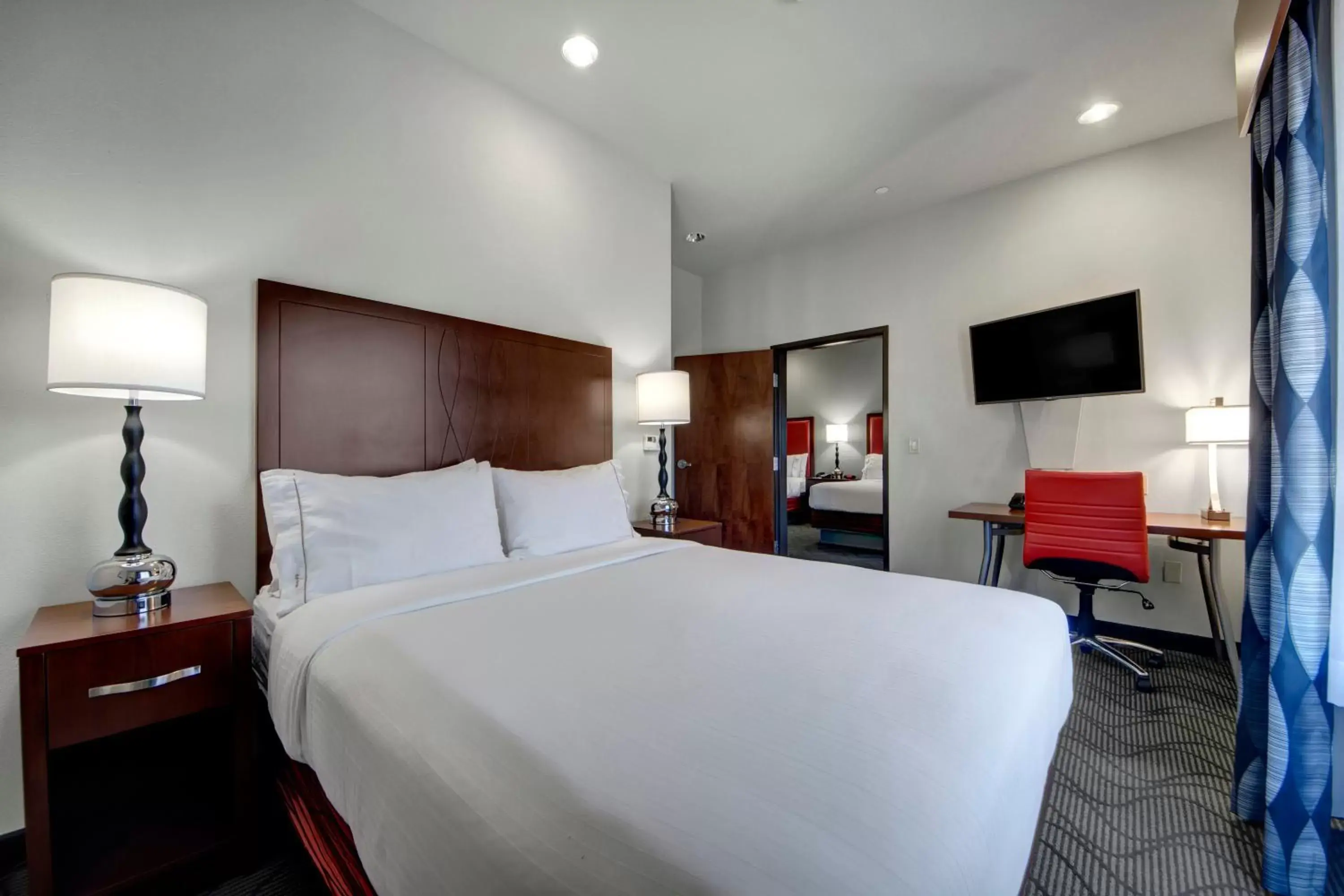 Photo of the whole room, Bed in Holiday Inn Express and Suites Oklahoma City North, an IHG Hotel