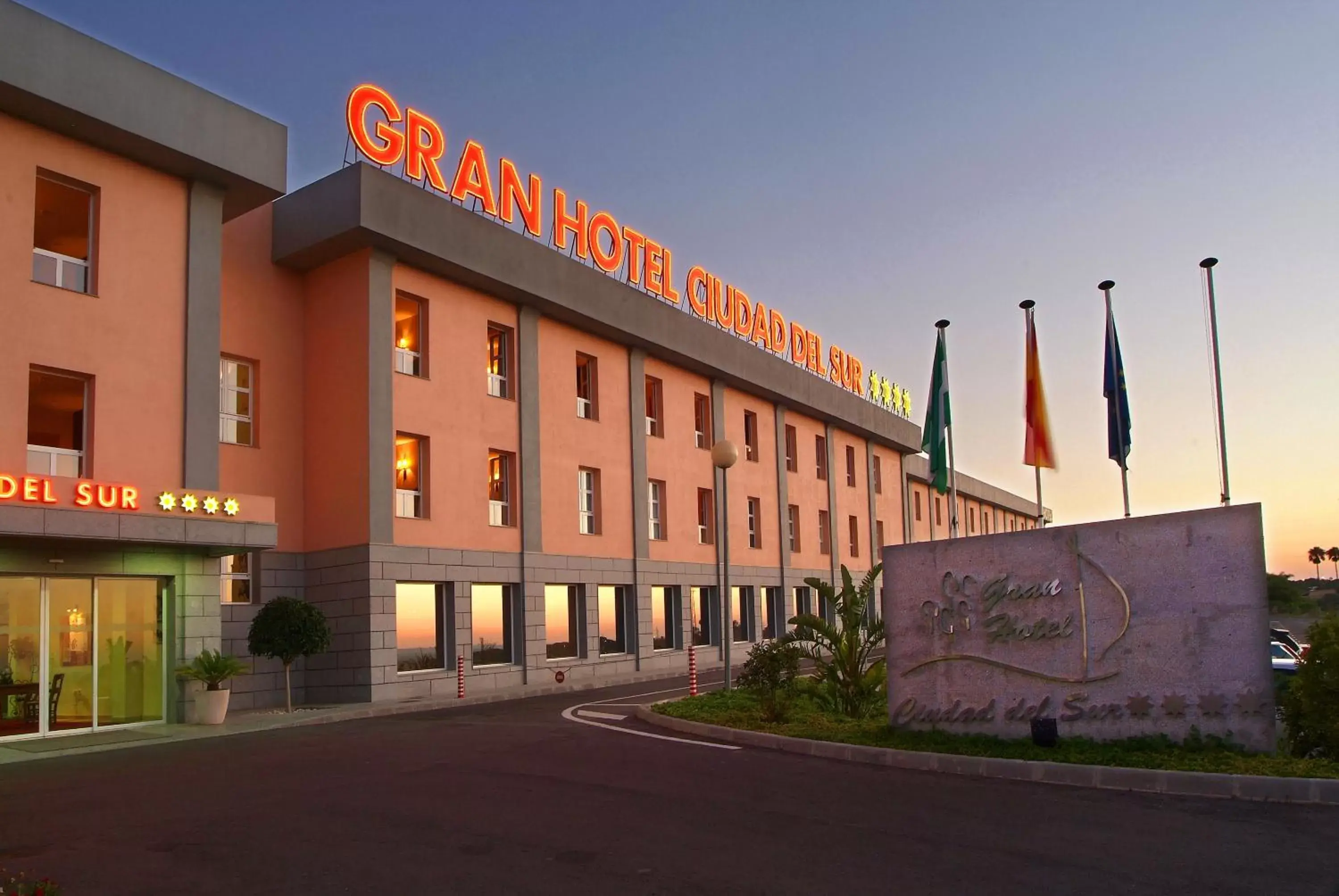 Facade/entrance, Property Building in Gran Hotel Ciudad Del Sur