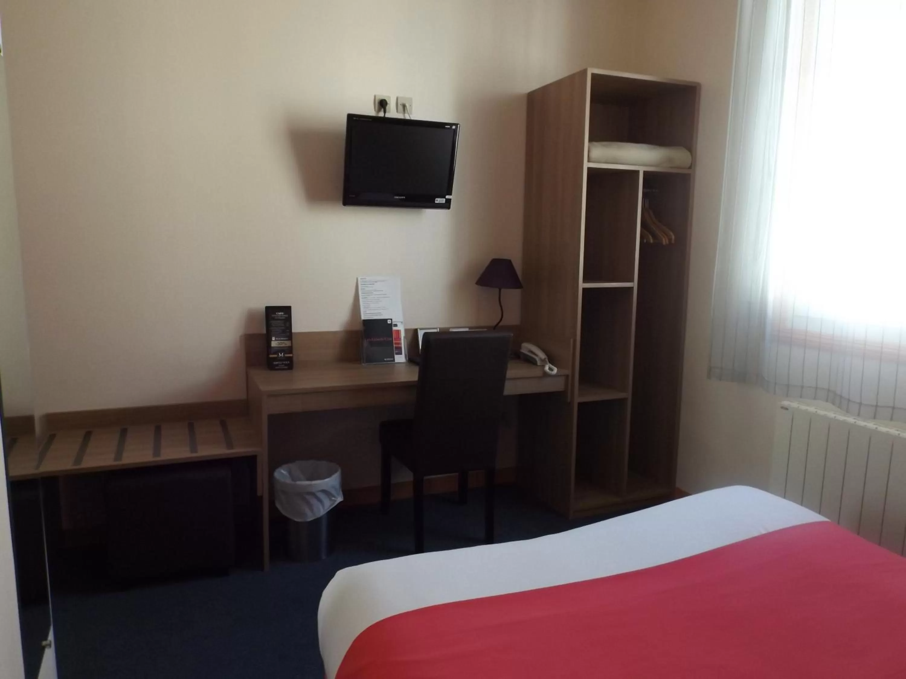 Bed in Logis Hôtel La Résidence, Cognac Centre