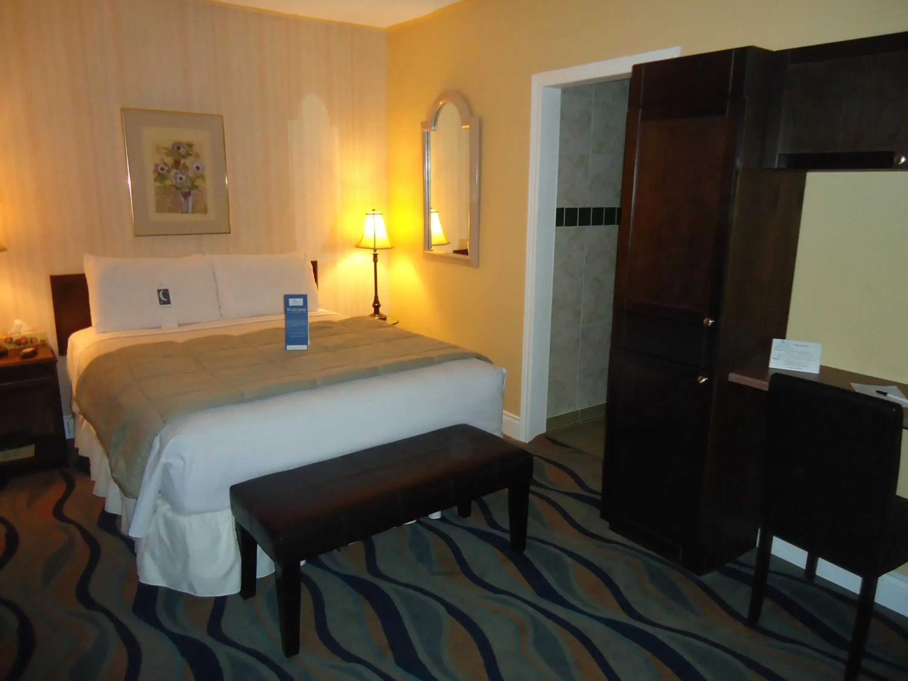 Decorative detail, Bed in Bayside Inn & Waterfront Suites Decorative detail, Bed in Bayside Inn & Waterfront Suites