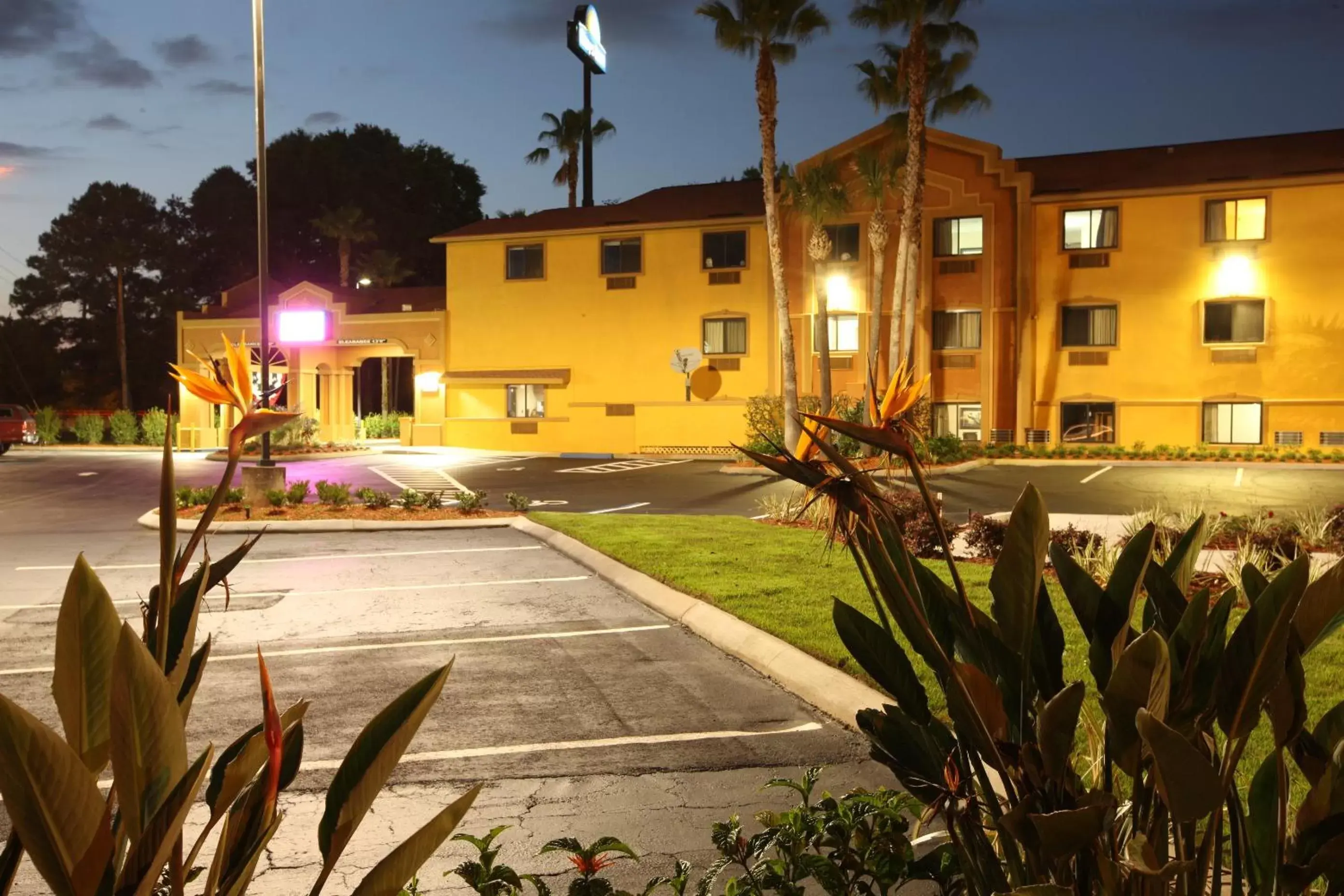 Facade/entrance, Property Building in Days Inn by Wyndham Orange Park/Jacksonville