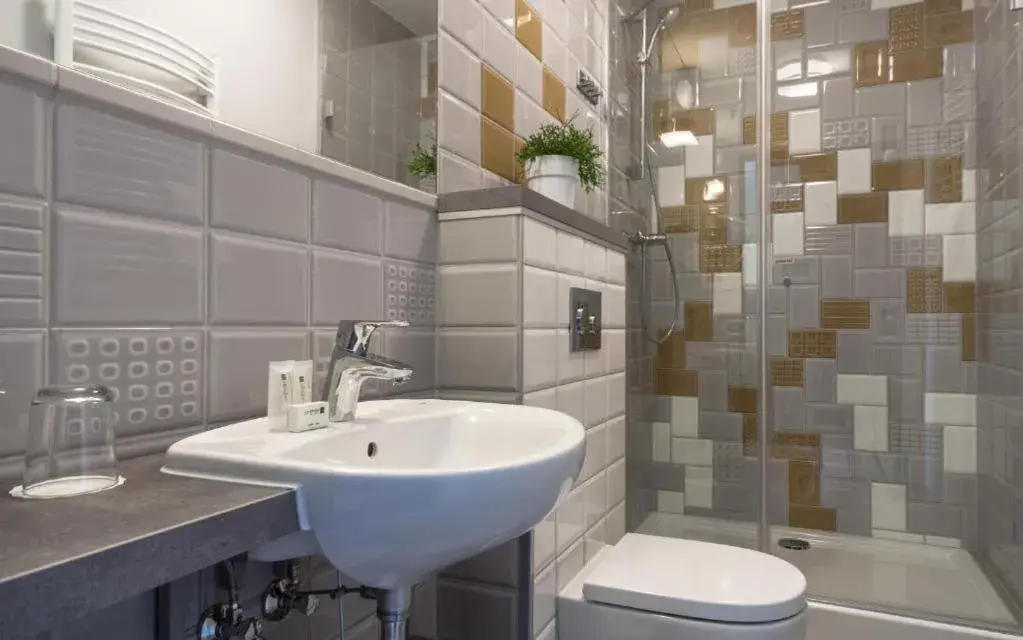 Shower, Bathroom in Hotel Impresja
