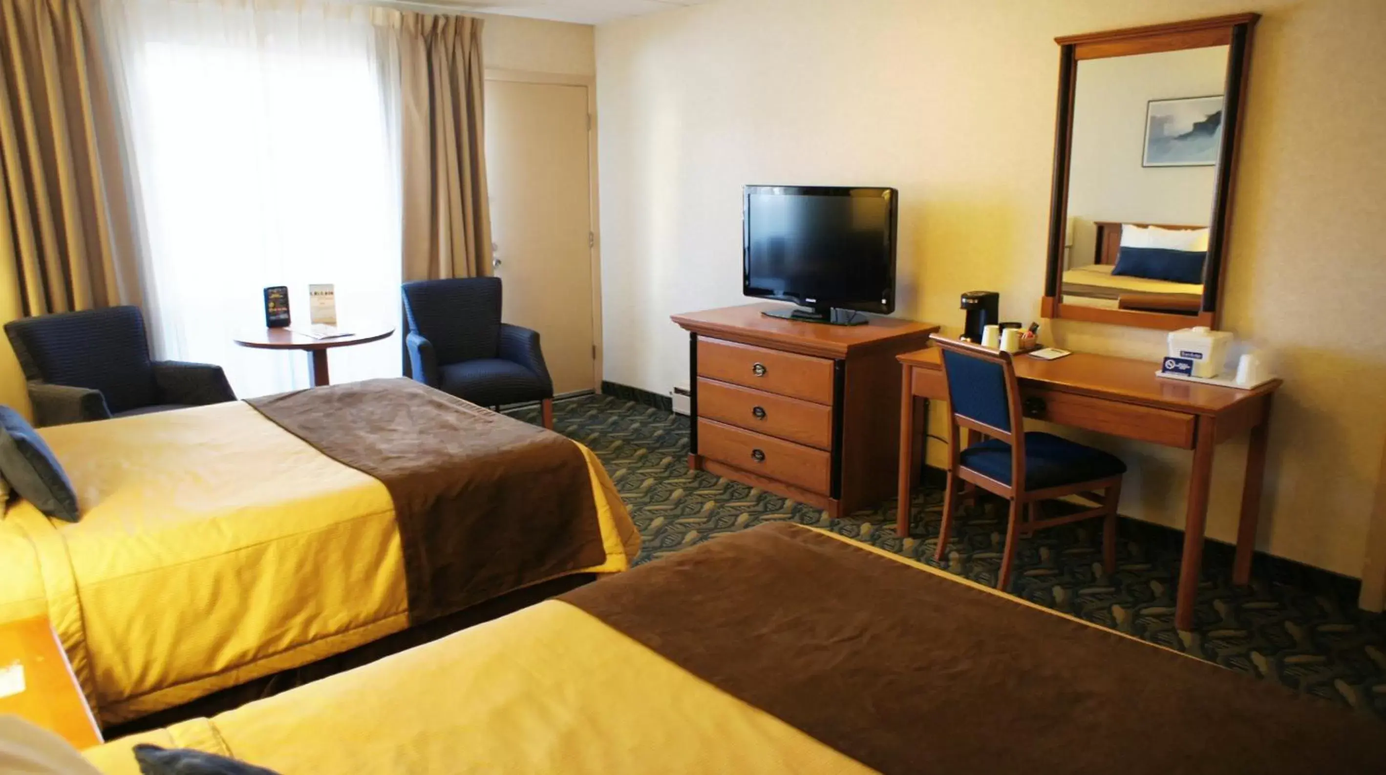 Bed, TV/Entertainment Center in Travelodge by Wyndham Niagara Falls At the Falls